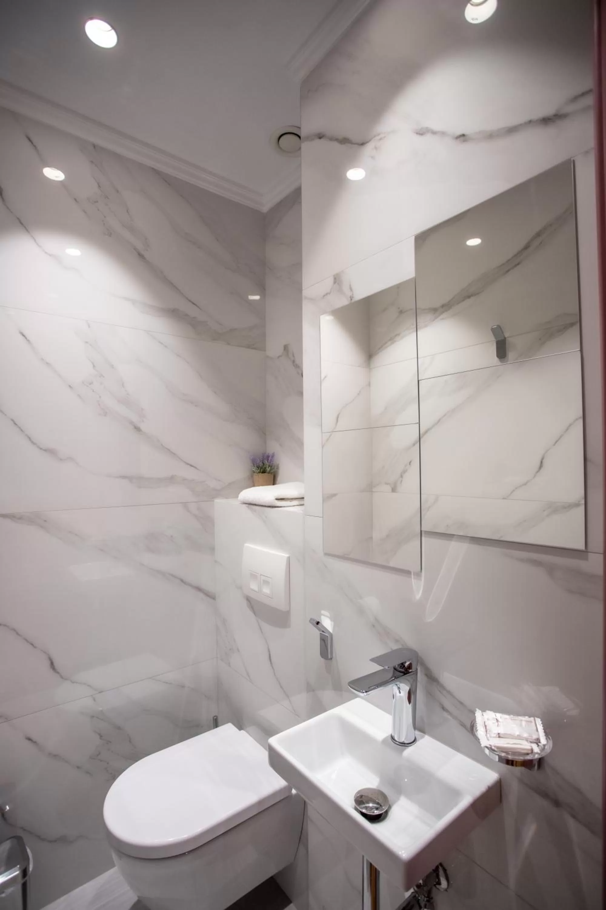 Toilet in Mondial Hotel