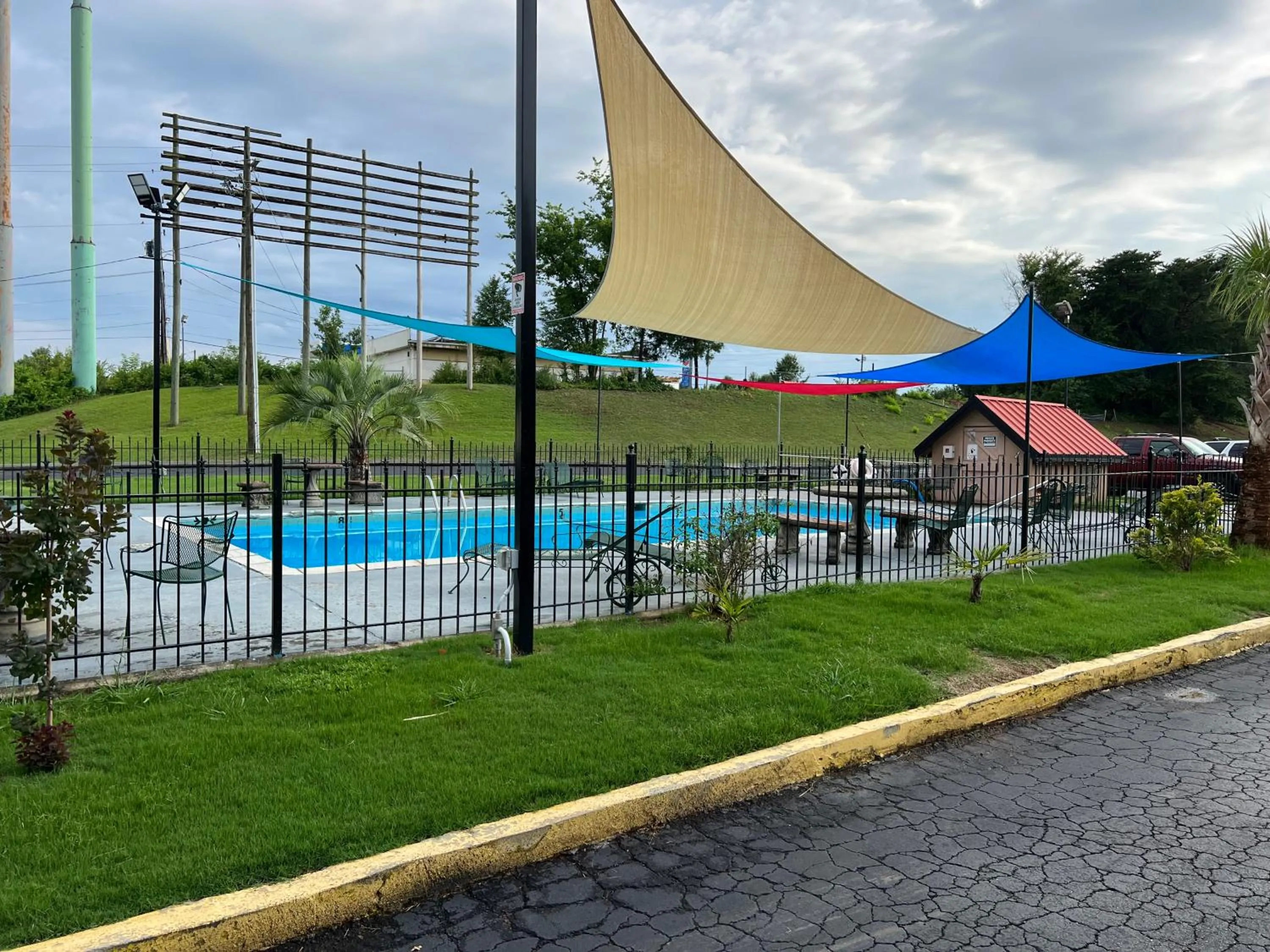 Swimming pool in Country Hearth Inn & Suites Cartersville