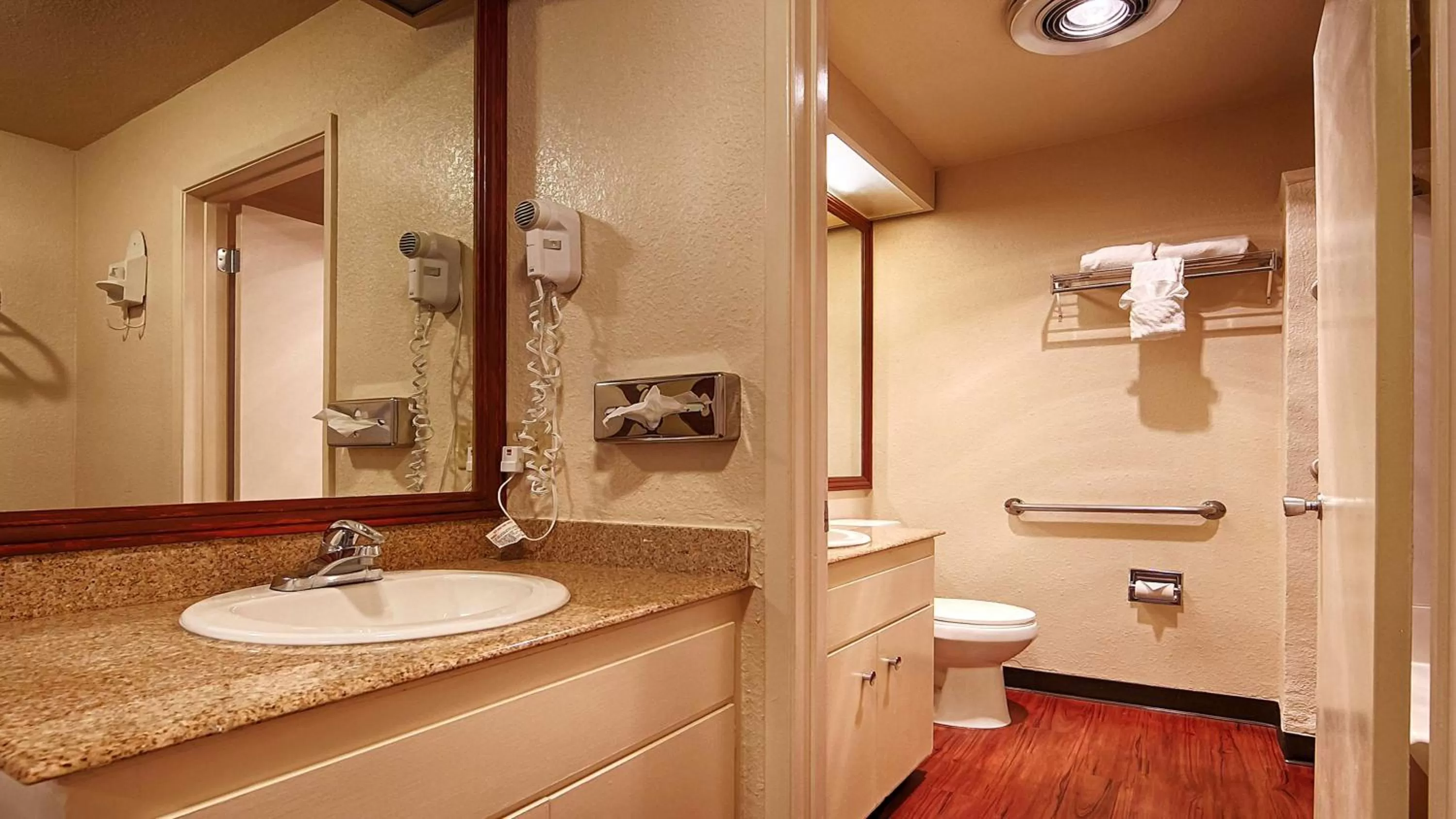 King Room - Non-Smoking in Best Western Heritage Inn