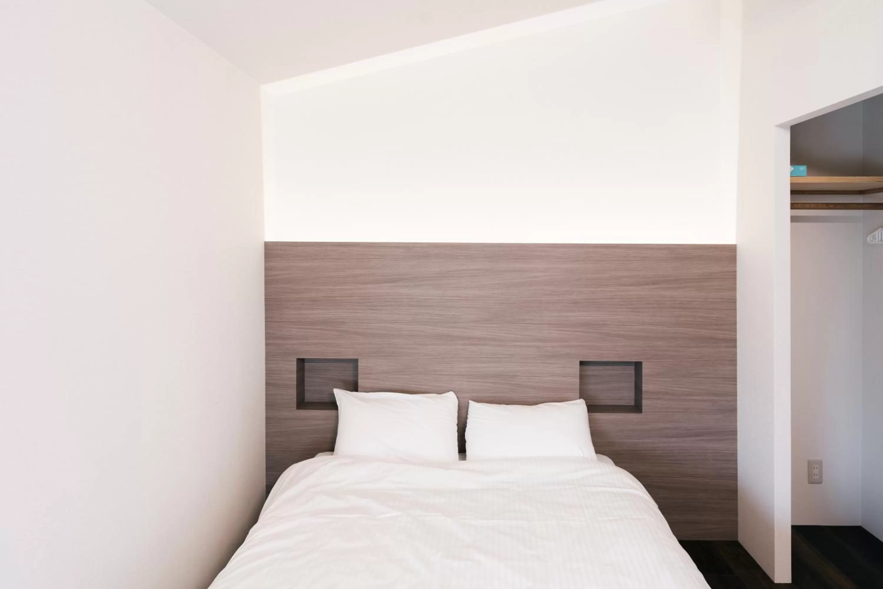 Bed in B&B MIKAWA Info Centre - Kanazawa Fish Harbour