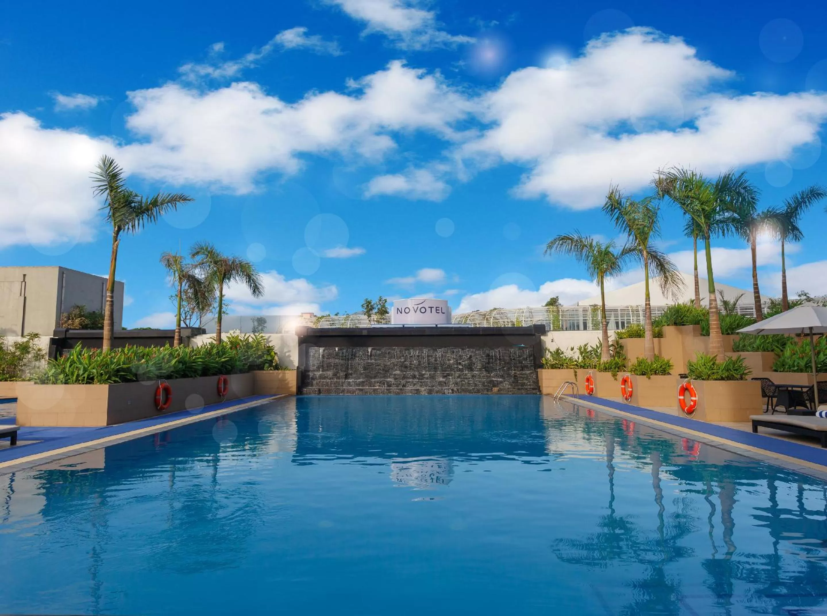 Swimming pool in Novotel Manila Araneta City Hotel