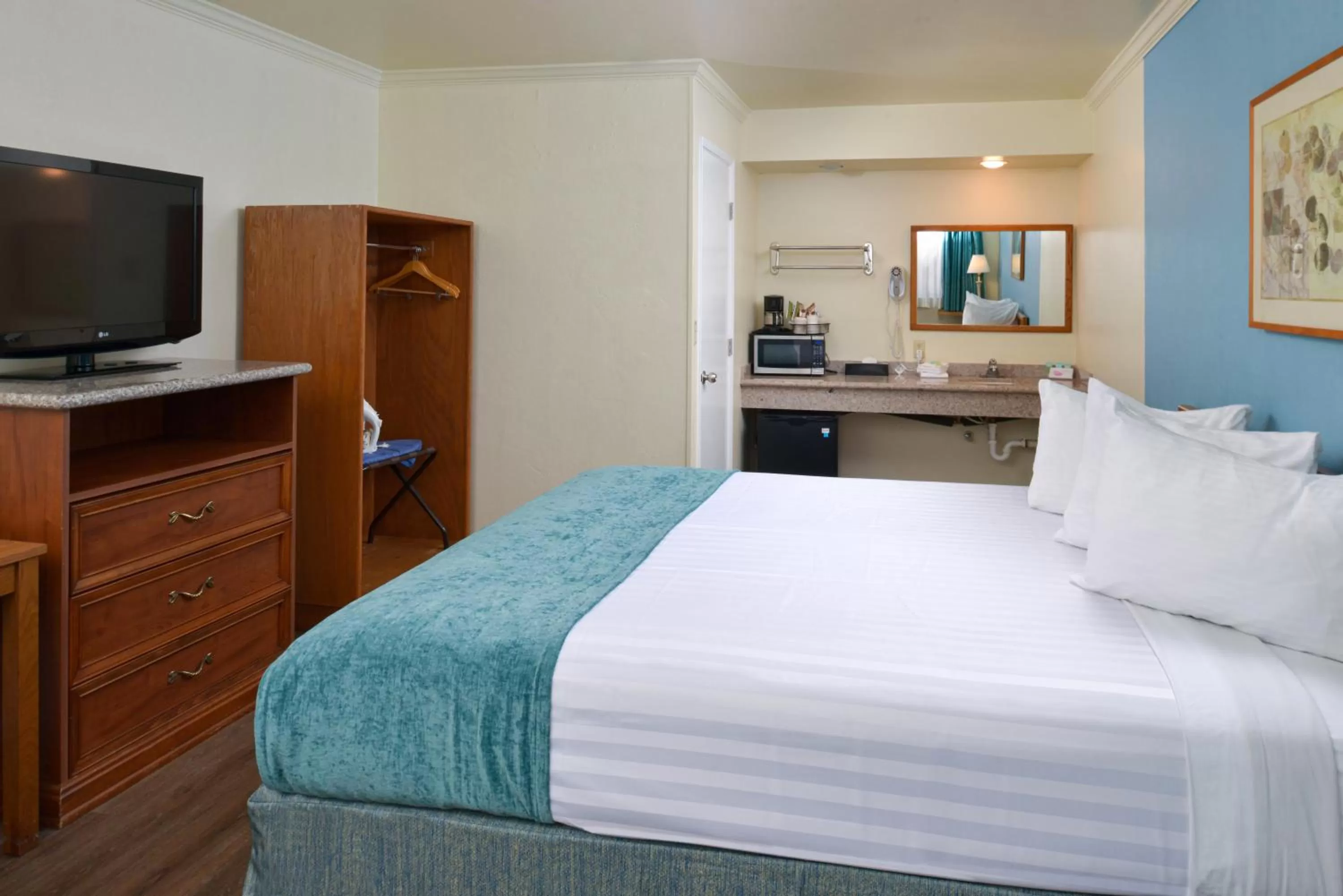 Bed in Edgewater Inn and Suites