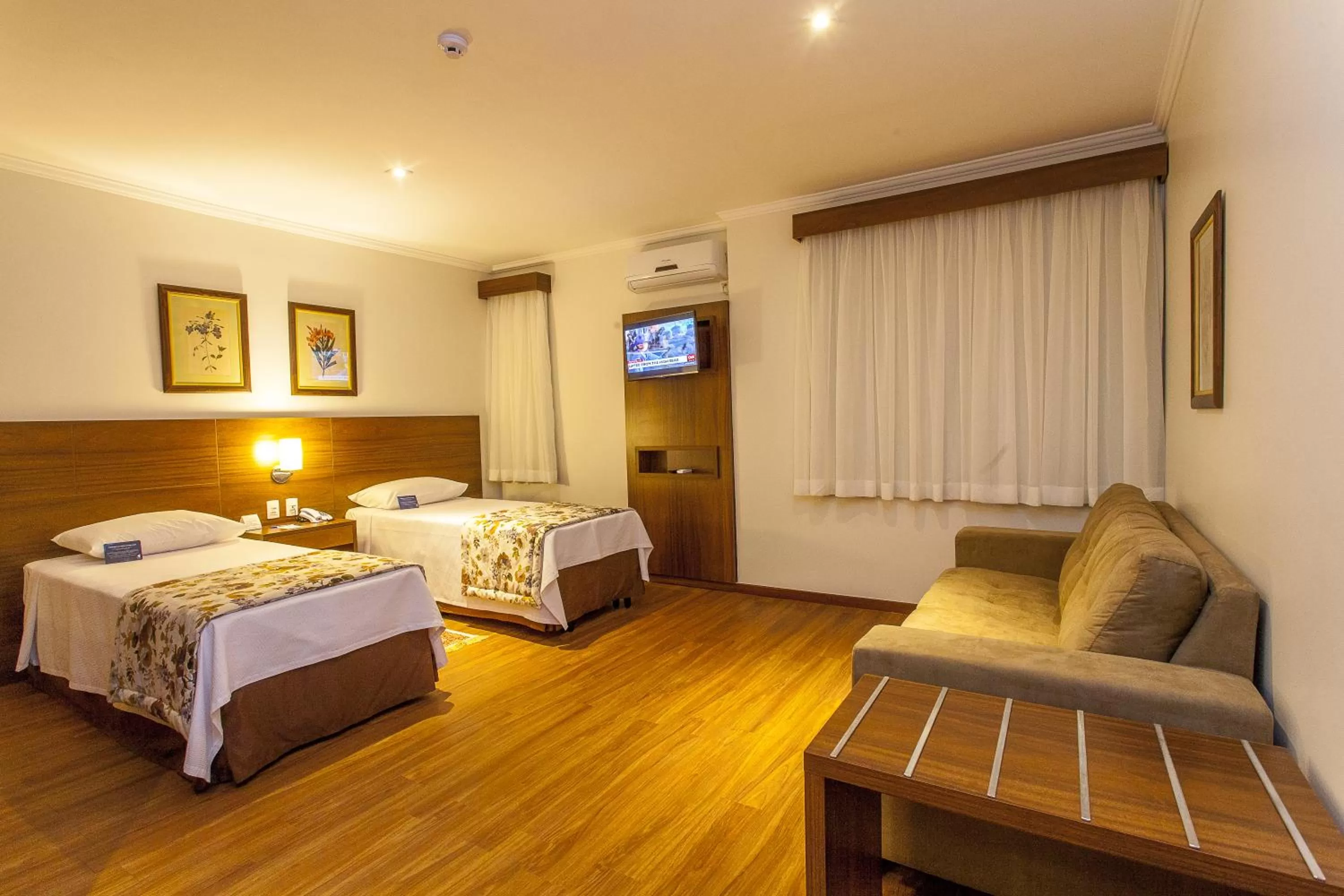 Photo of the whole room, Bed in São Carlos Marklin Suítes