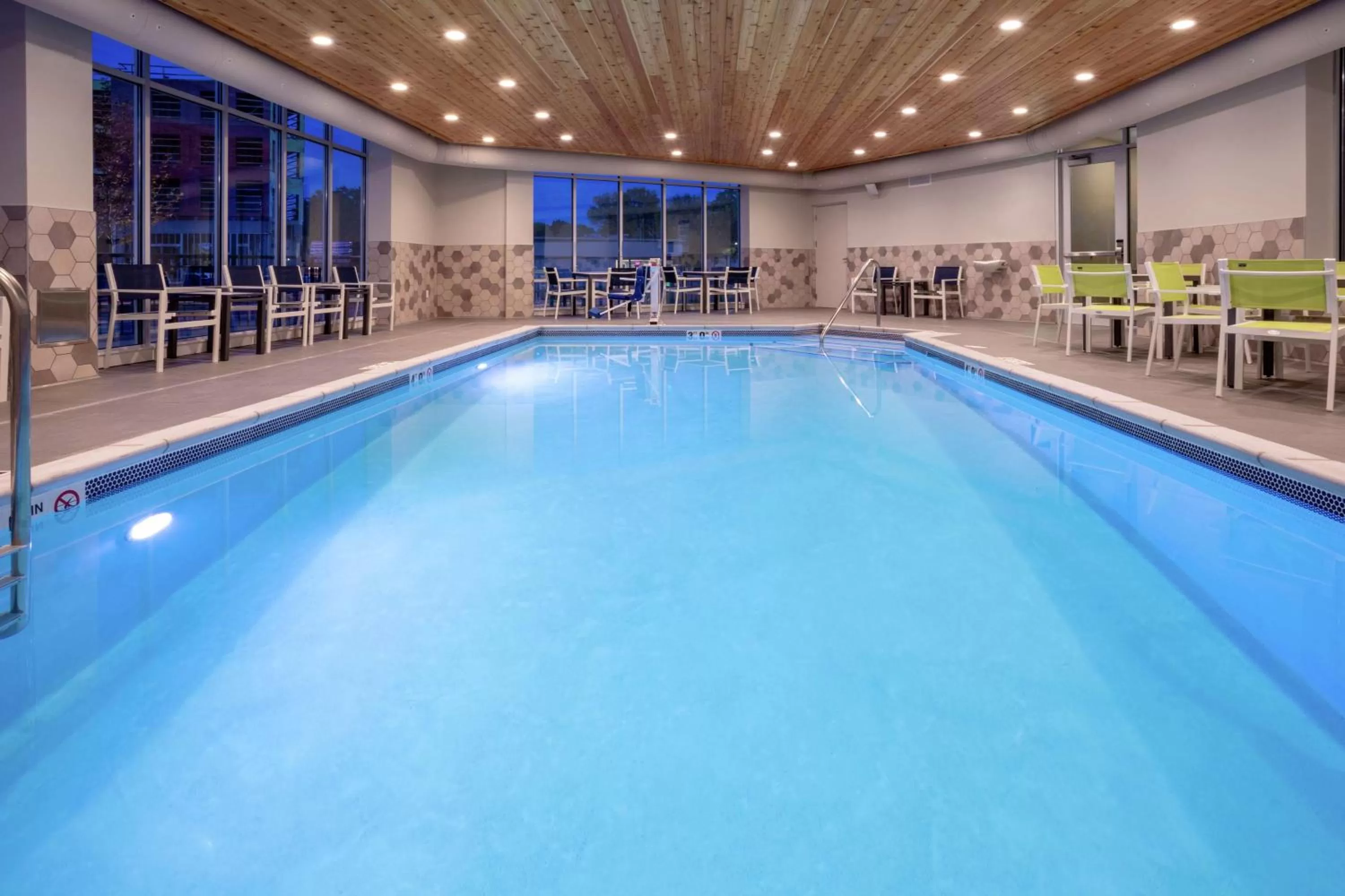 Swimming pool in Homewood Suites By Hilton Edina Minneapolis