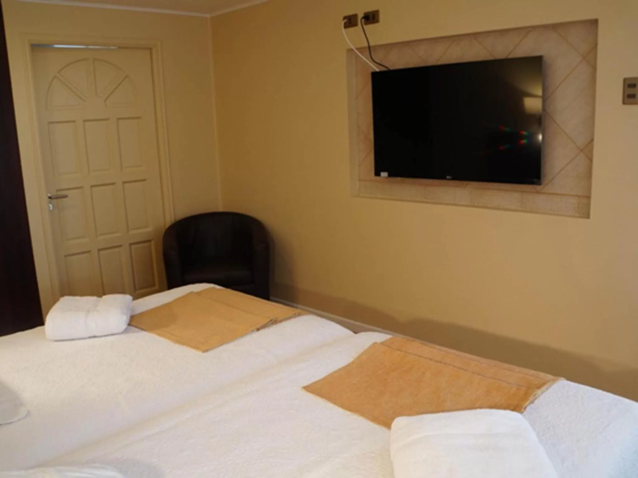 Bed, TV/Entertainment Center in Atankalama