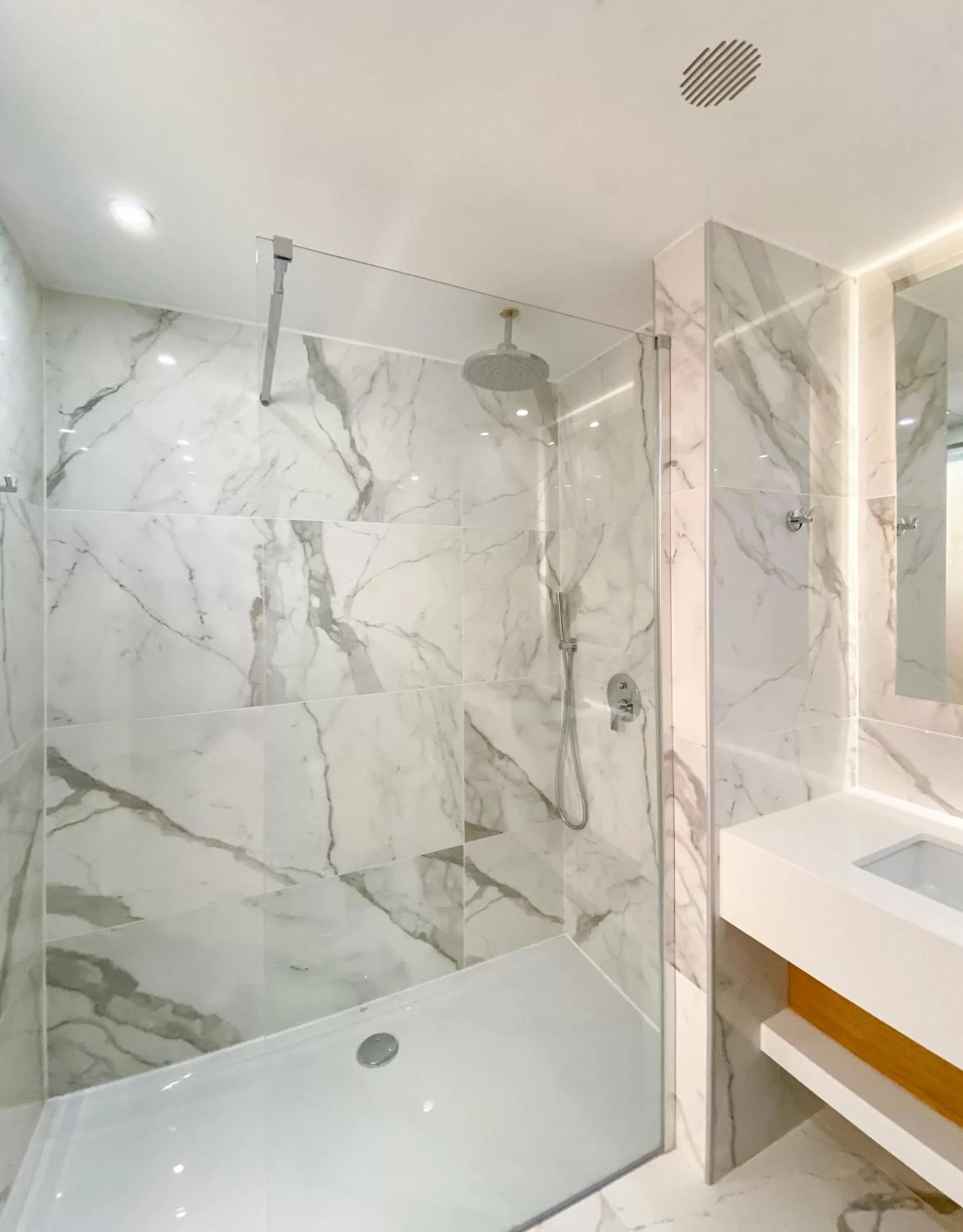 Shower in Ajax Hotel