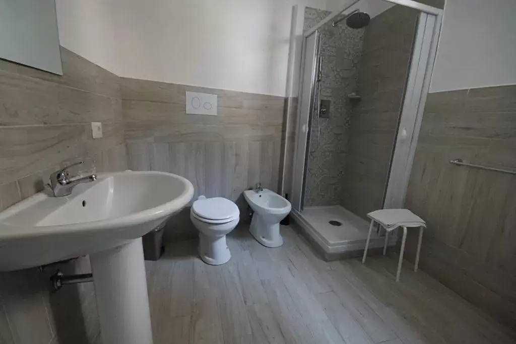Shower, Bathroom in Locazione Turistica Domus Re Shower, Bathroom in Locazione Turistica Domus Re