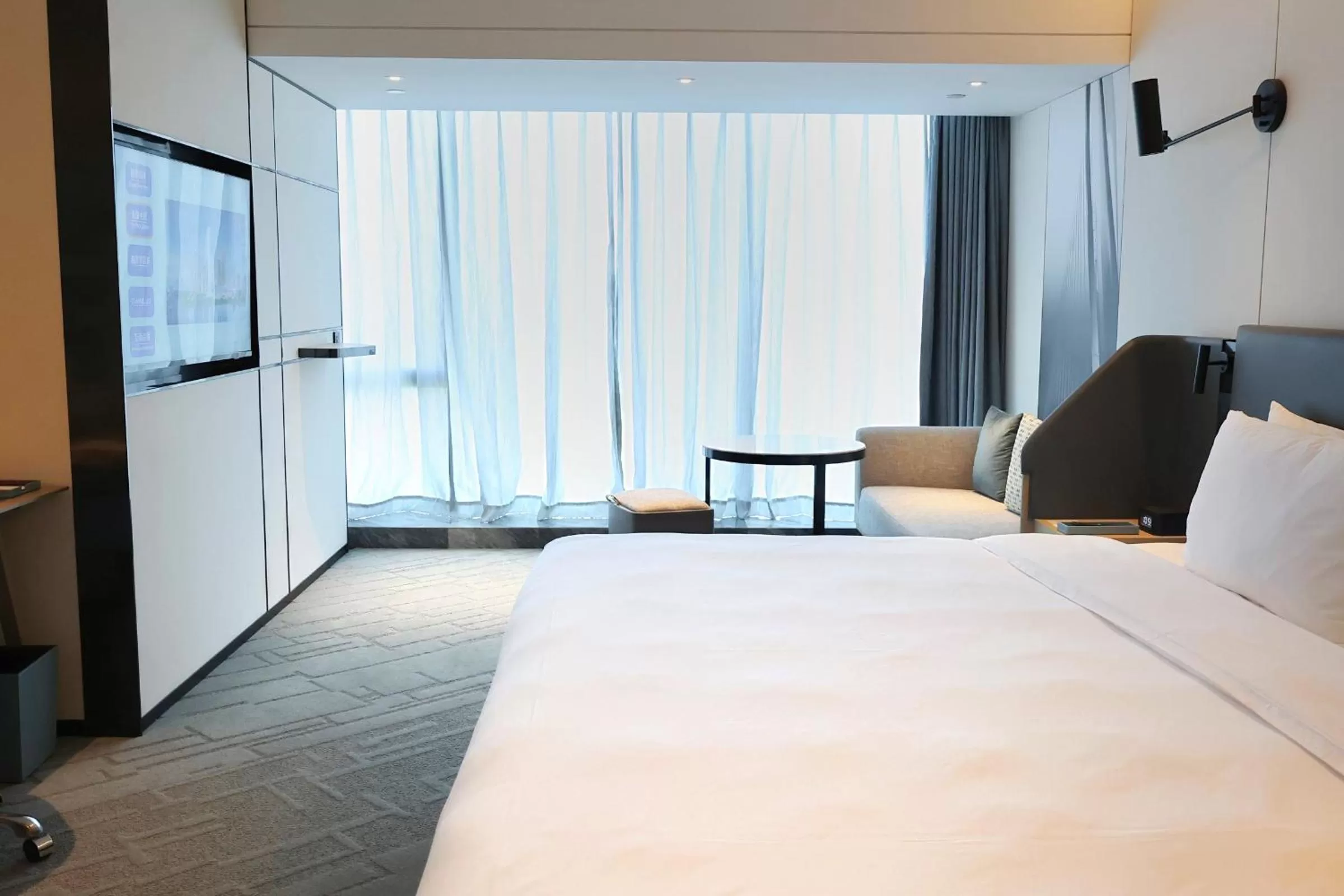 Photo of the whole room, Bed in Crowne Plaza Quanzhou Riverview by IHG