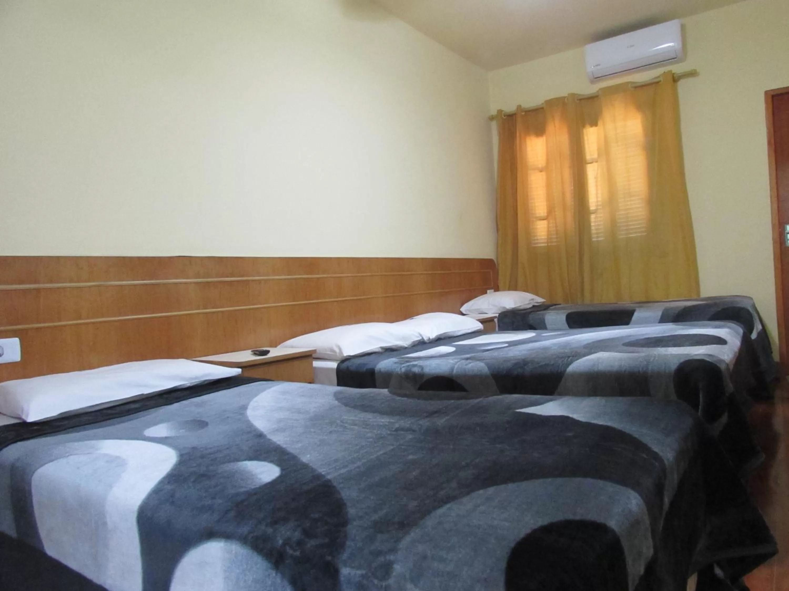 Bed in Hotel Monteneve a 2 minutos do Bom Retiro, a 8 minutos da 25 de Março a 100 metros da estação de trem para Aeroporto Internacional de Guarulhos