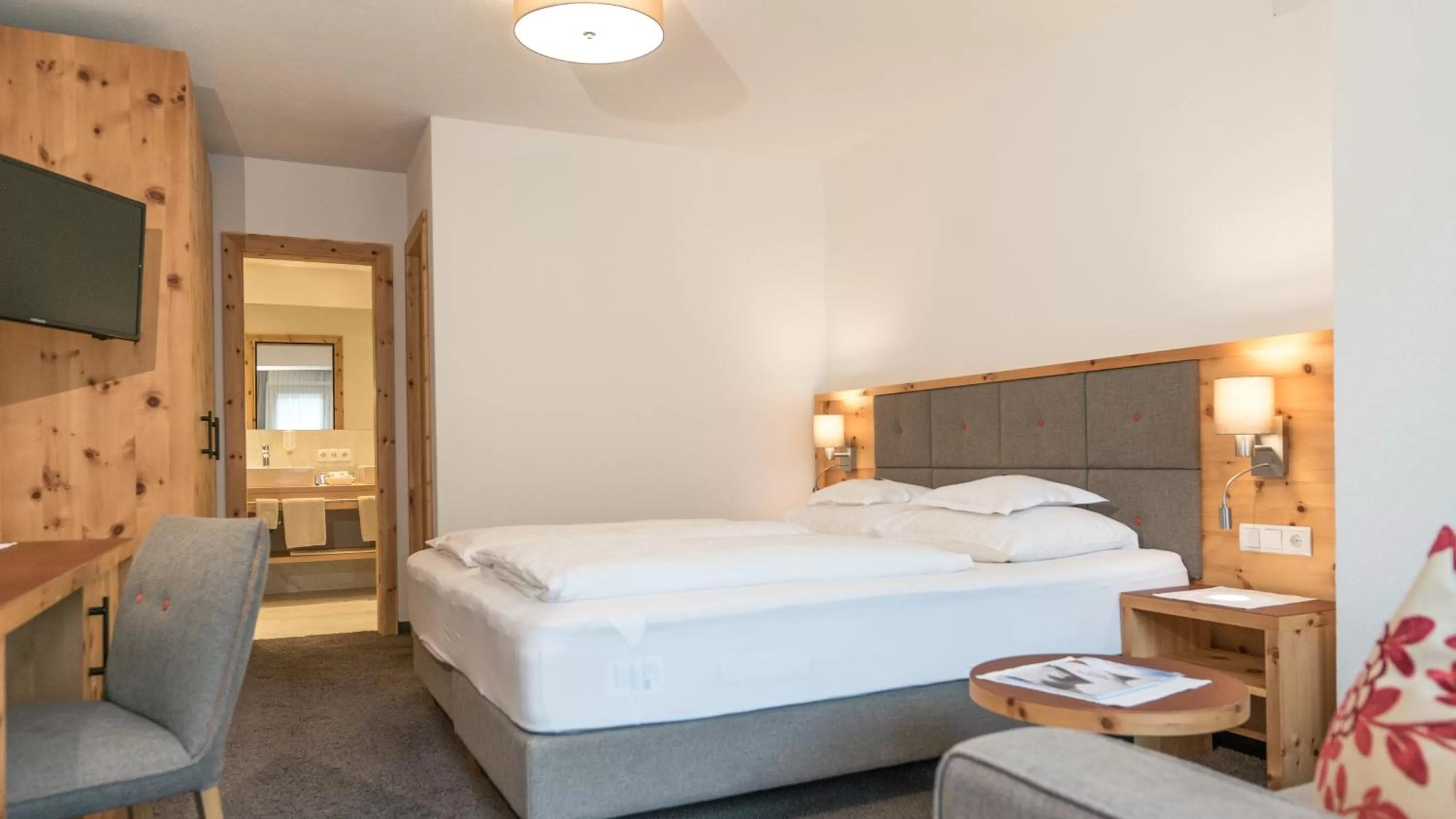 Photo of the whole room, Bed in Wellnesshotel Mein Almhof Superior