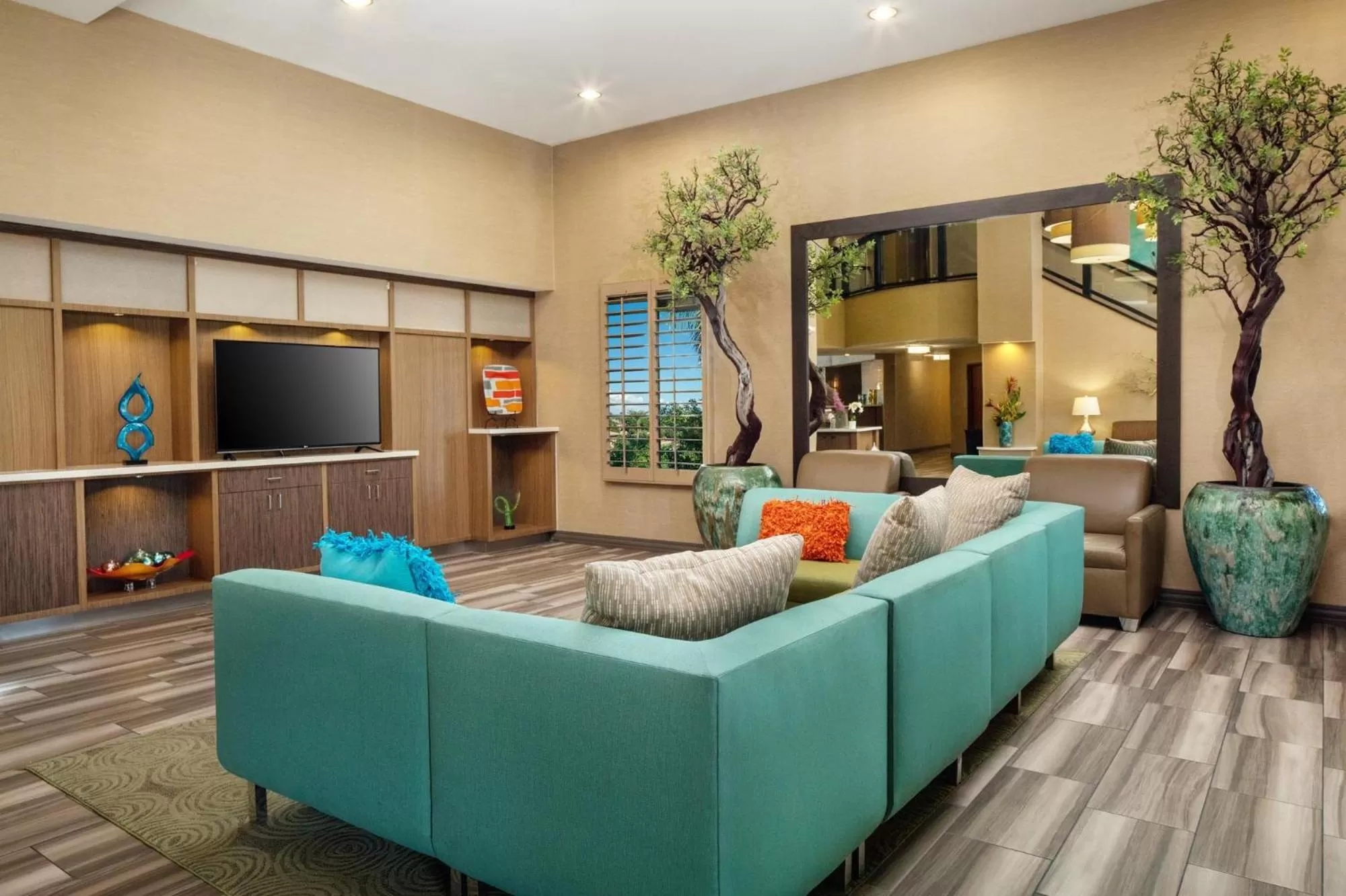Communal lounge/ TV room in Holiday Inn Phoenix/Chandler by IHG