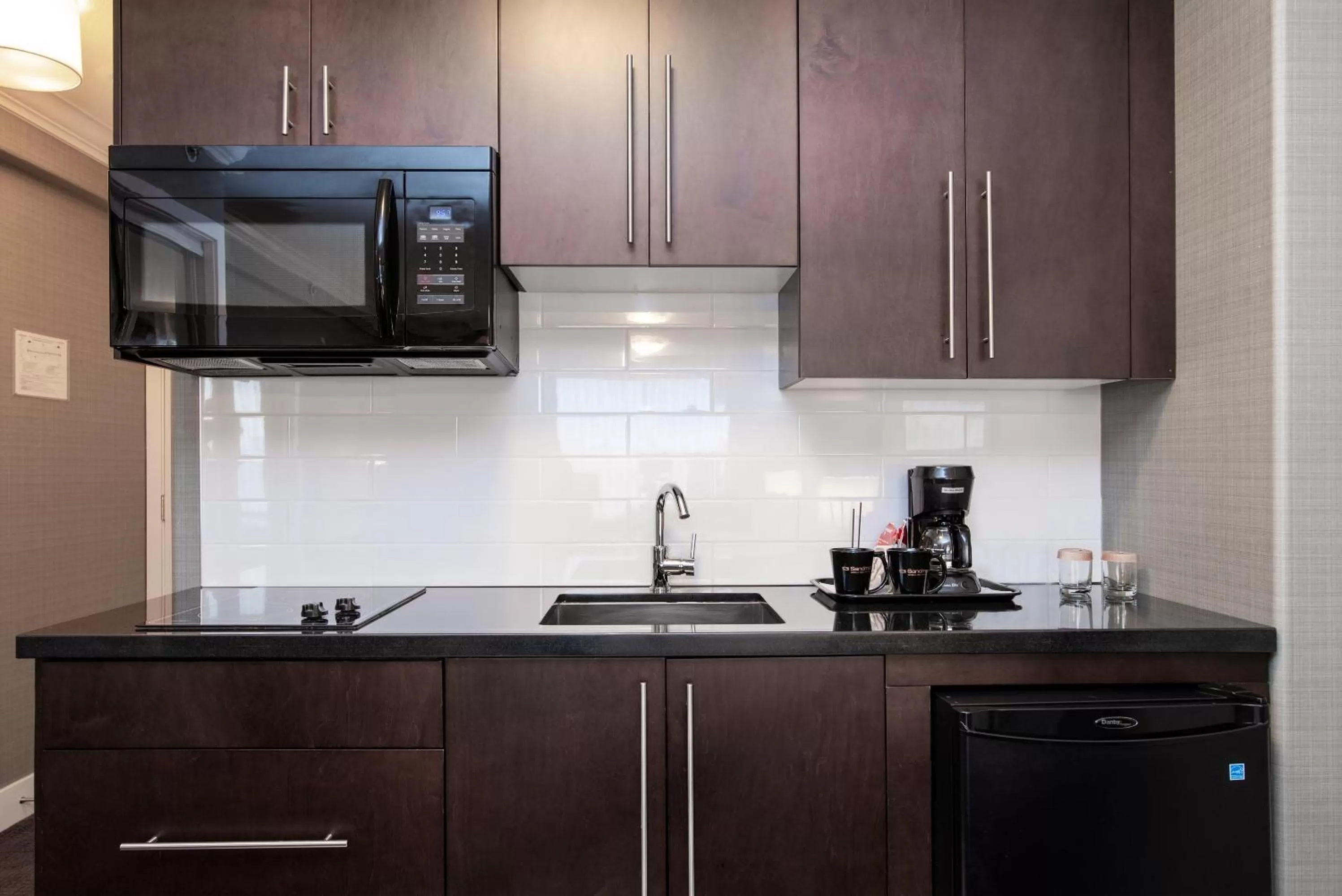 Kitchen or kitchenette in Sandman Hotel Vancouver Airport