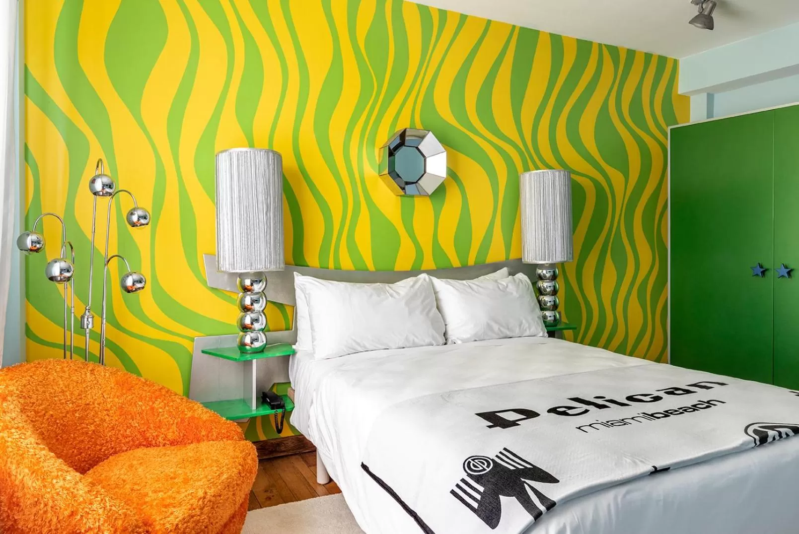 Photo of the whole room, Bed in Pelican Hotel