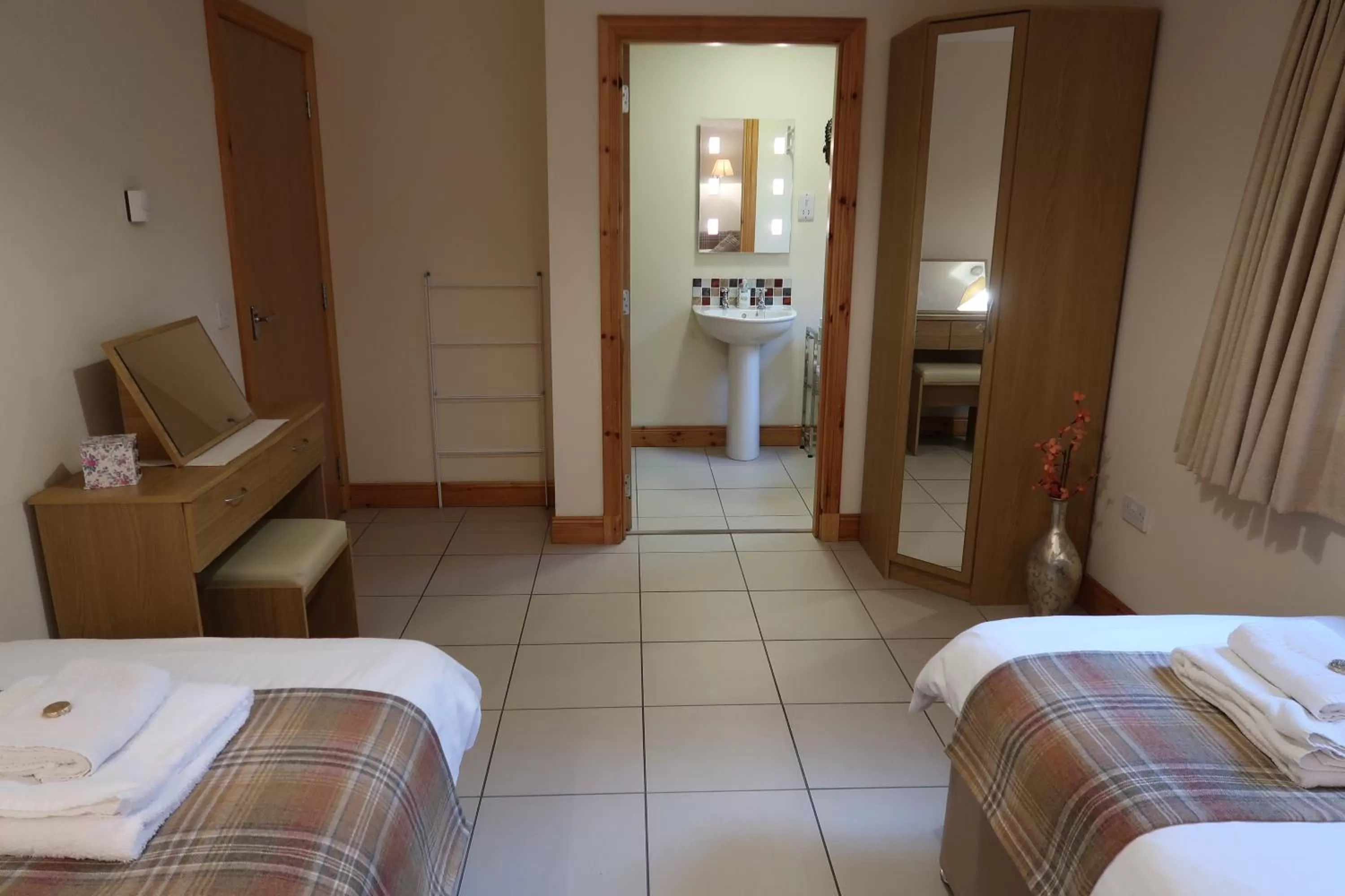 Shower, Bed in Corunna Bed & Breakfast and Corunna Cottage