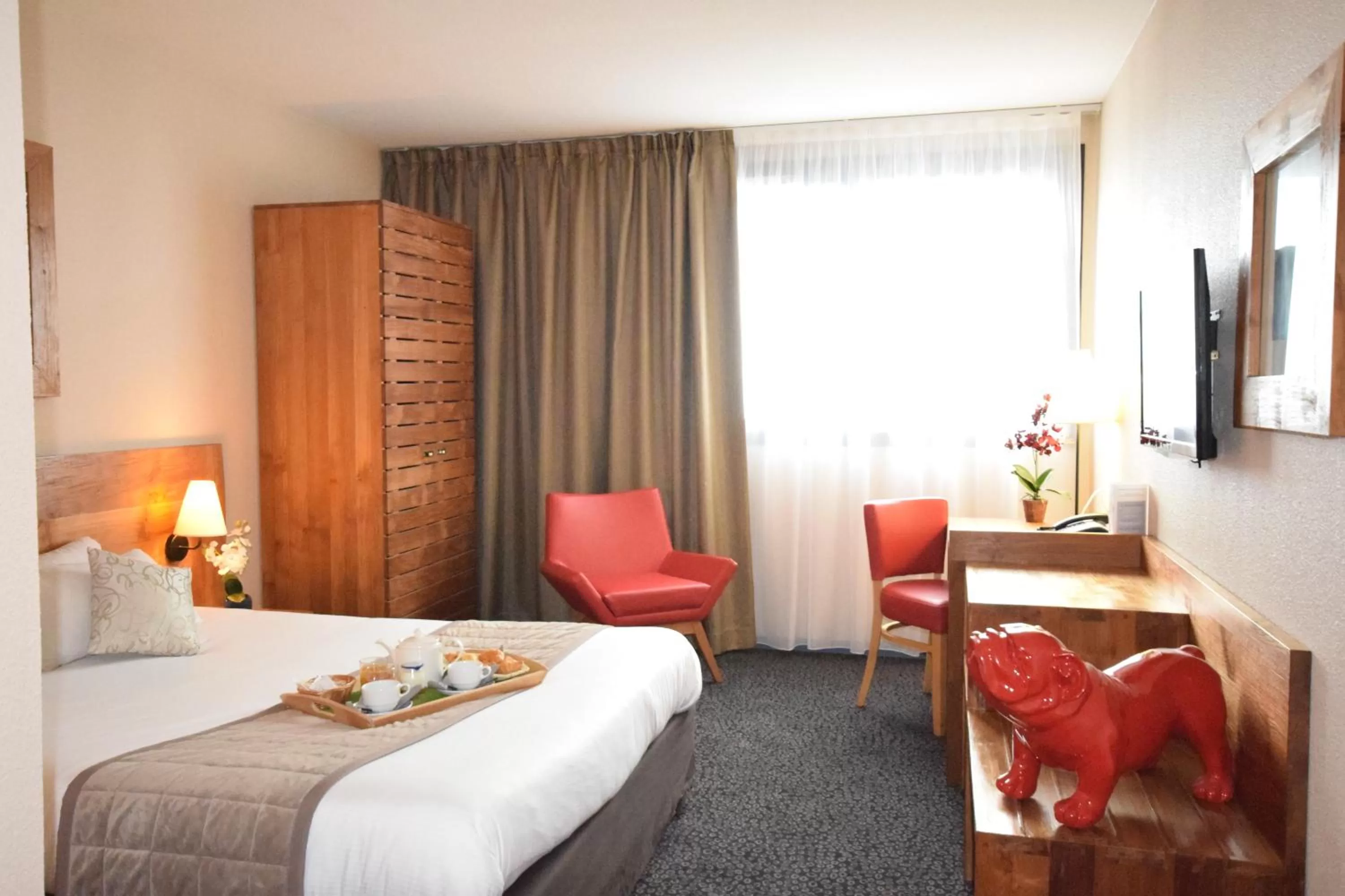 Bedroom, Bed in Kyriad Prestige - Bordeaux Aeroport