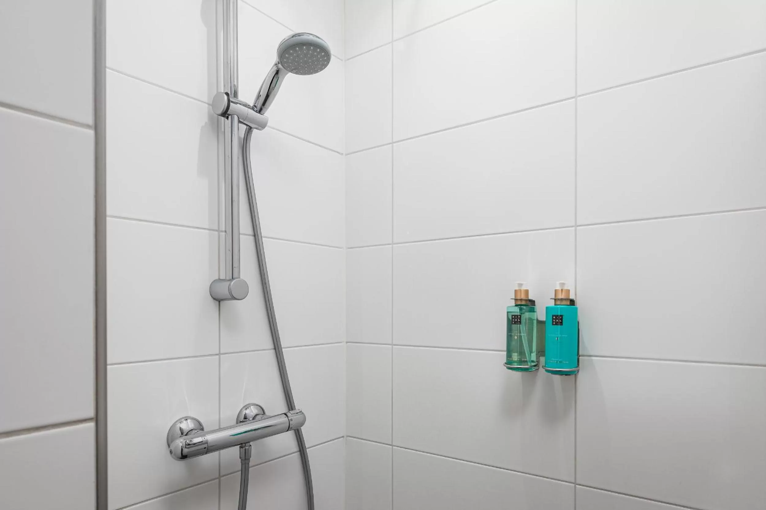 Shower, Bathroom in Strandhotel Domburg