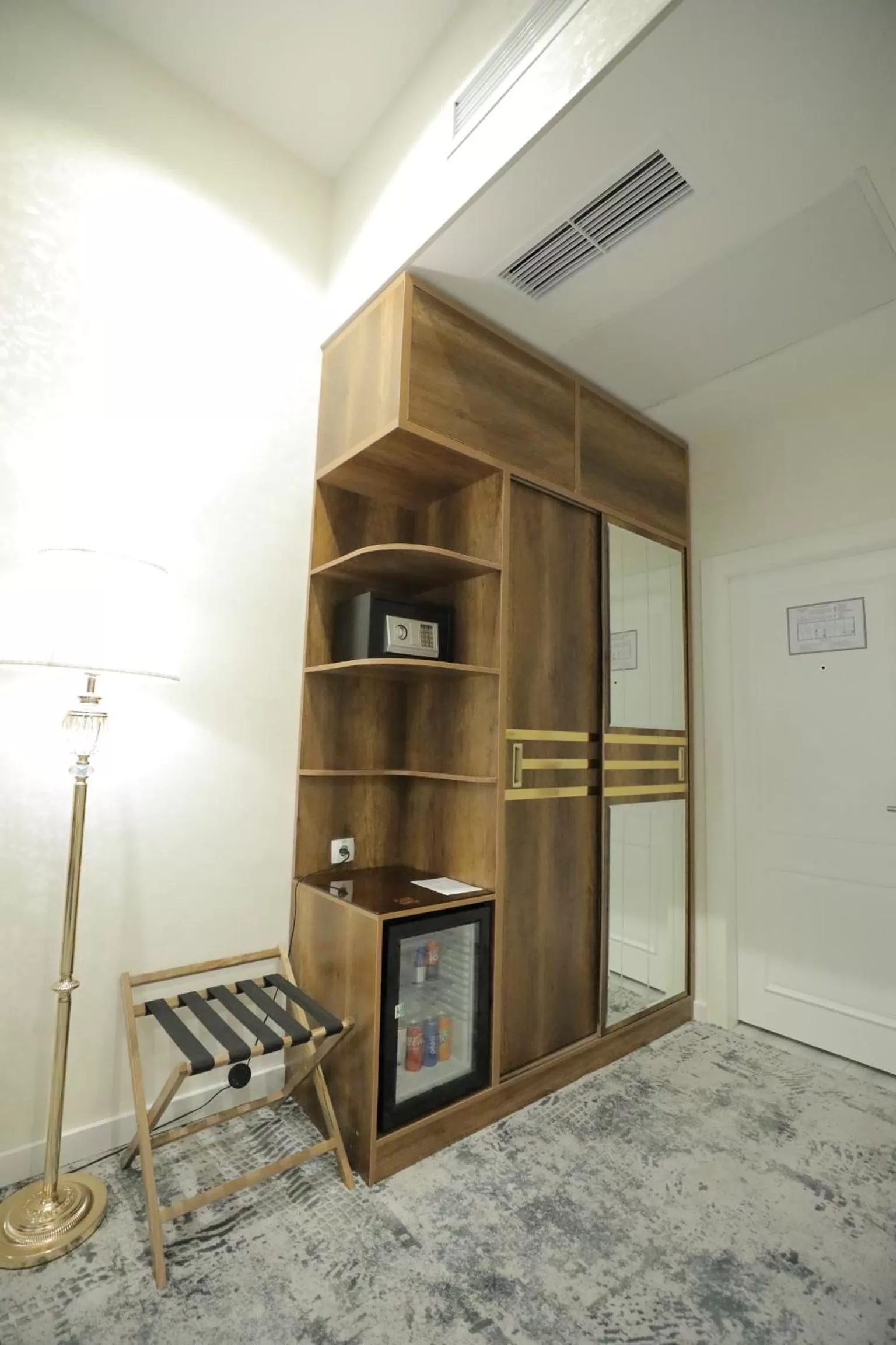 wardrobe in MaxWell Hotel & SPA