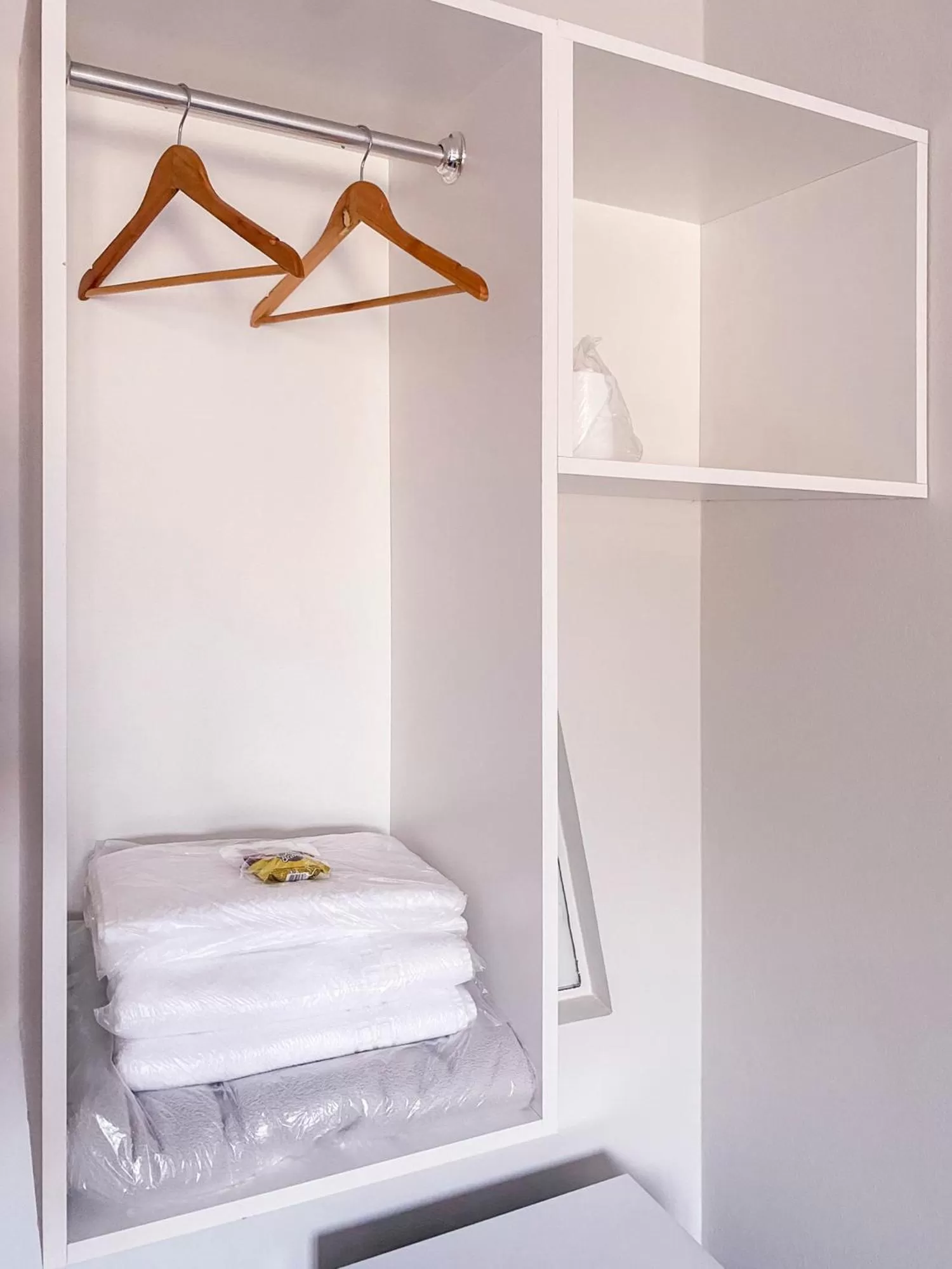 Photo of the whole room, Bed in GUINZA