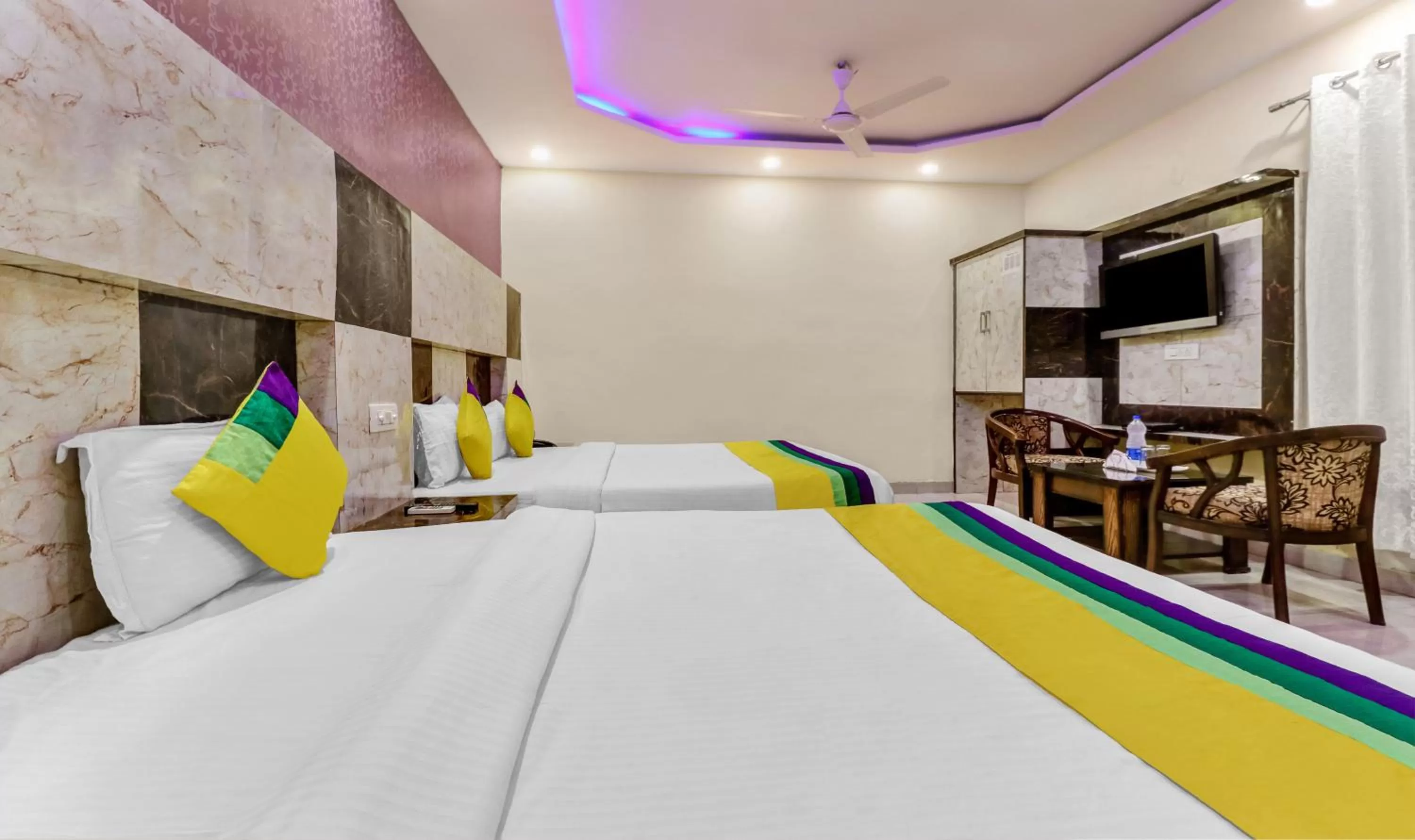 Bedroom in Itsy By Treebo - Royal Residency