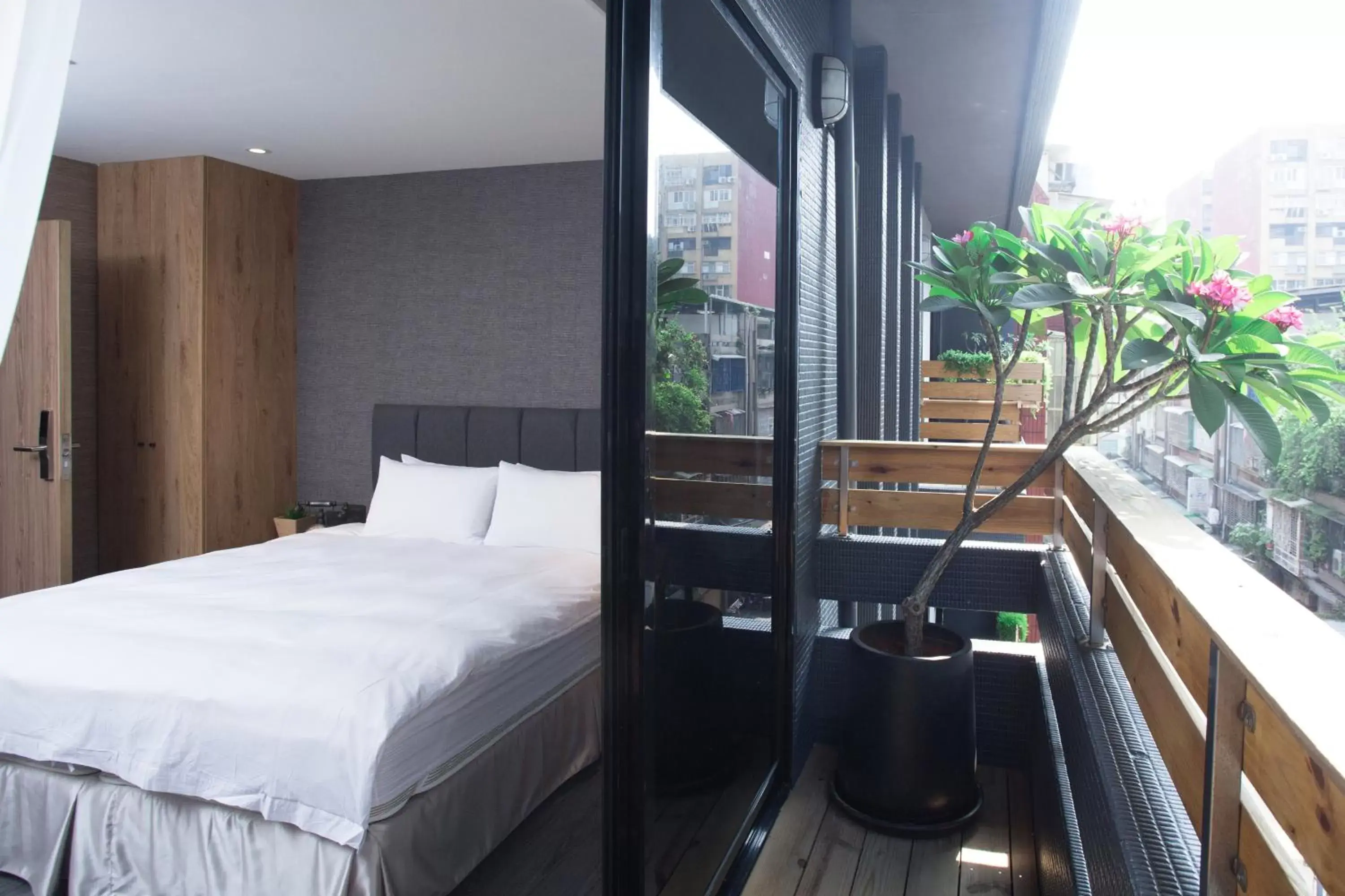 Deluxe Double Room with Balcony in Royal Rose Hotel Shuangcheng Hall Deluxe Double Room with Balcony in Royal Rose Hotel Shuangcheng Hall