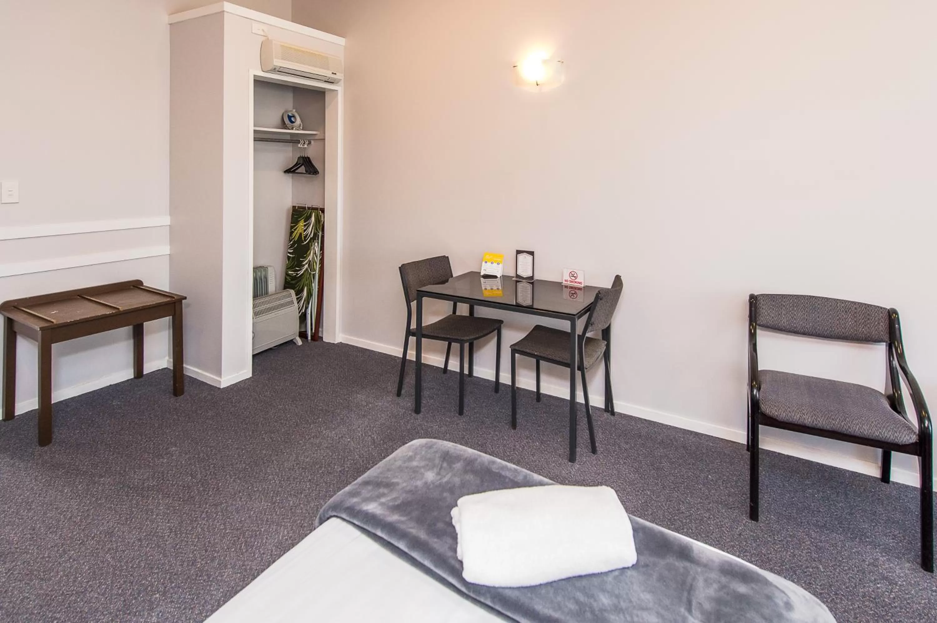 Bedroom in Burwood Motel