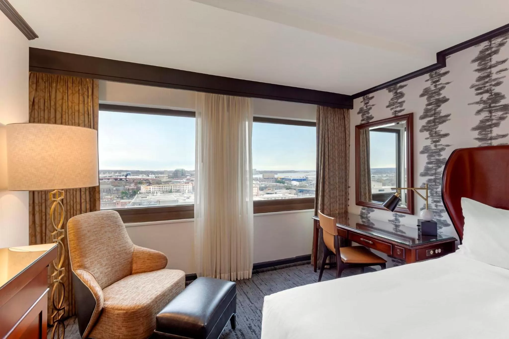 Photo of the whole room, Bed in Omni New Haven Hotel at Yale