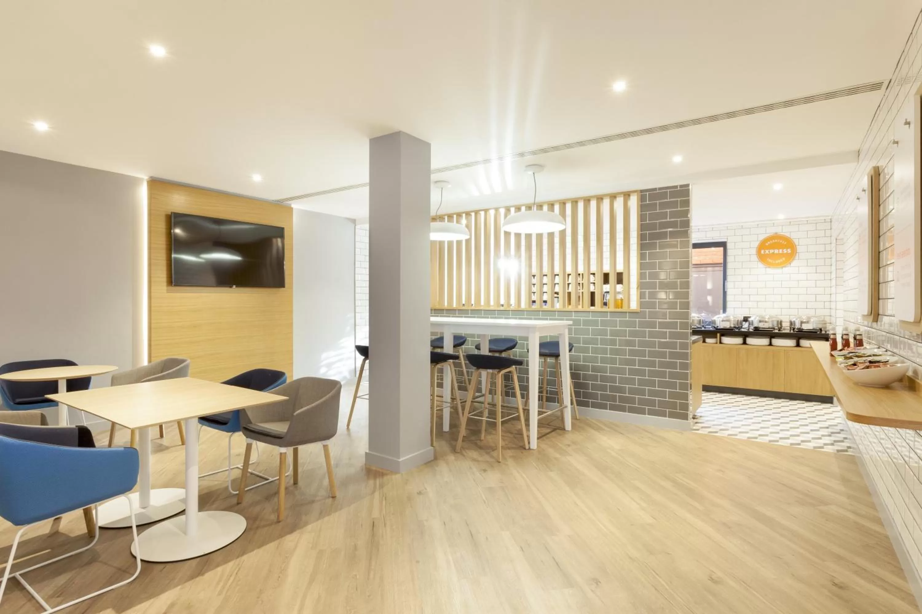 Restaurant/places to eat in Holiday Inn Express St. Albans - M25, Jct.22