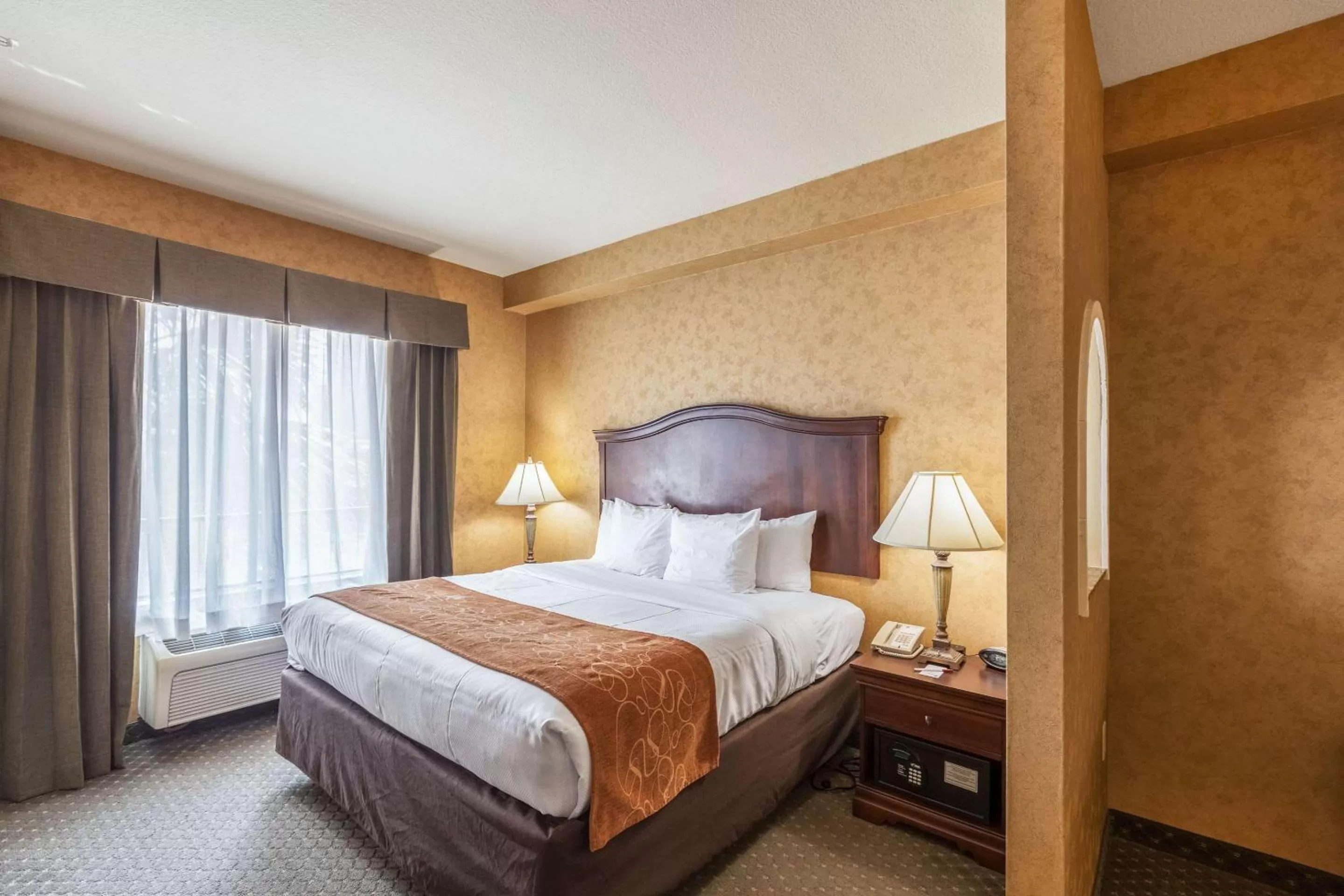 Photo of the whole room, Bed in Comfort Suites Alamo-River walk