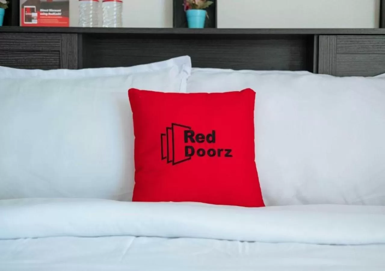TV and multimedia, Bed in RedDoorz at Pag Asa Rawis Legazpi