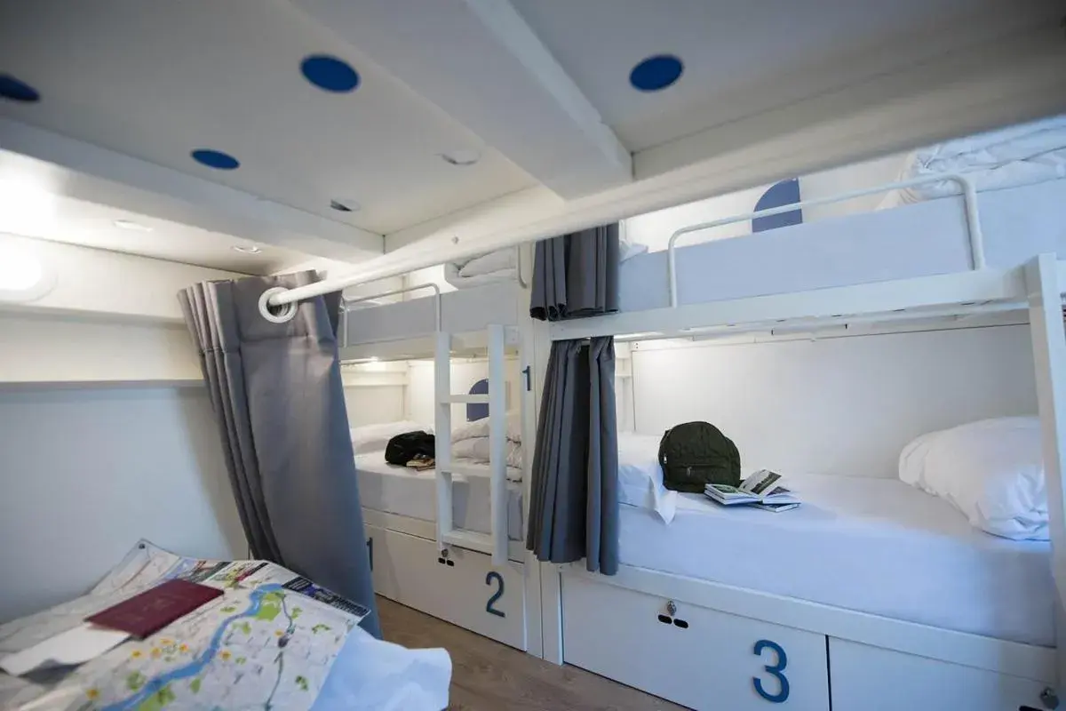 Bed in 8-Bed Mixed Dormitory Room in room00 Lisboa Hostel Bed in 8-Bed Mixed Dormitory Room in room00 Lisboa Hostel