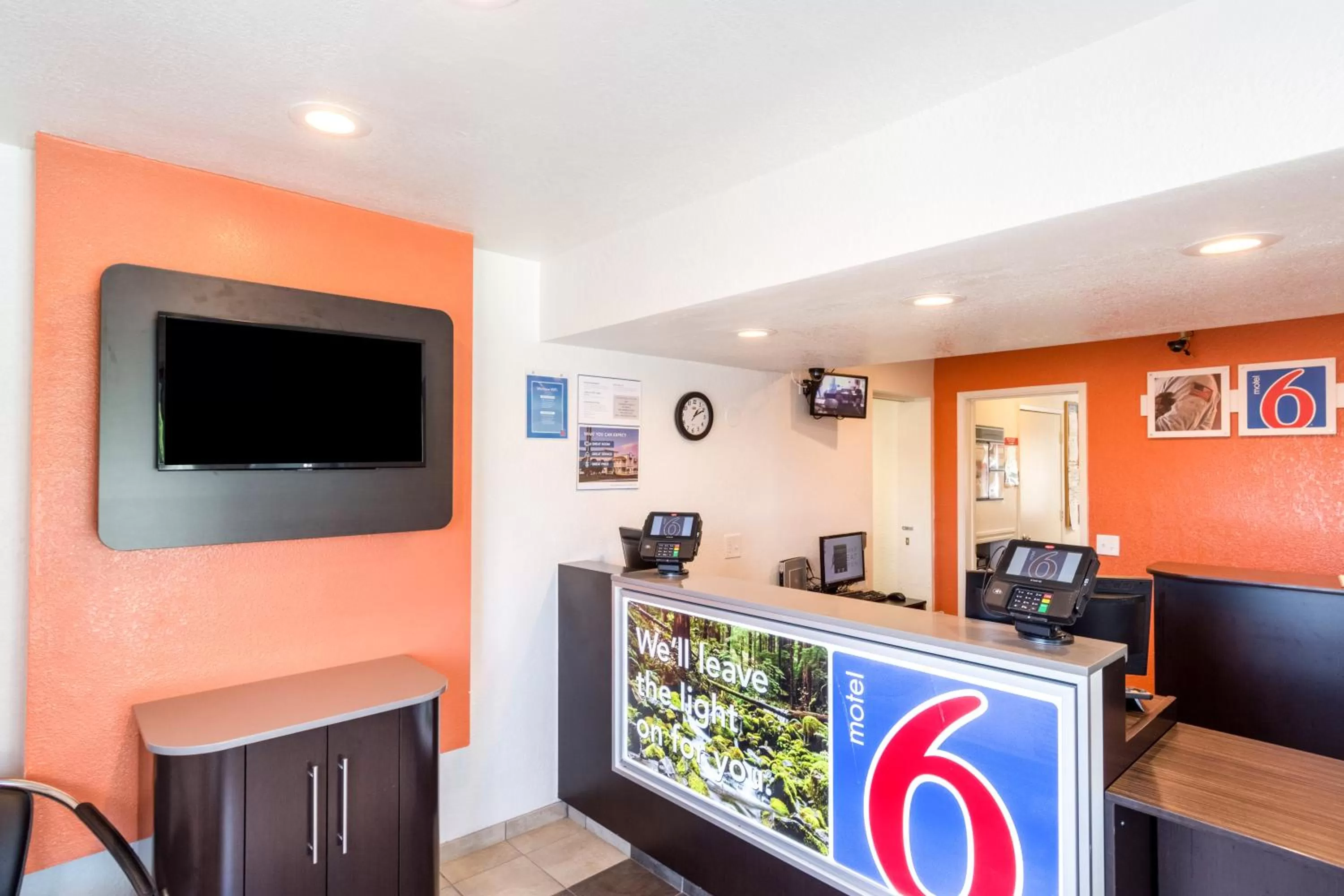 Lobby or reception in Motel 6-Redding, CA - Central