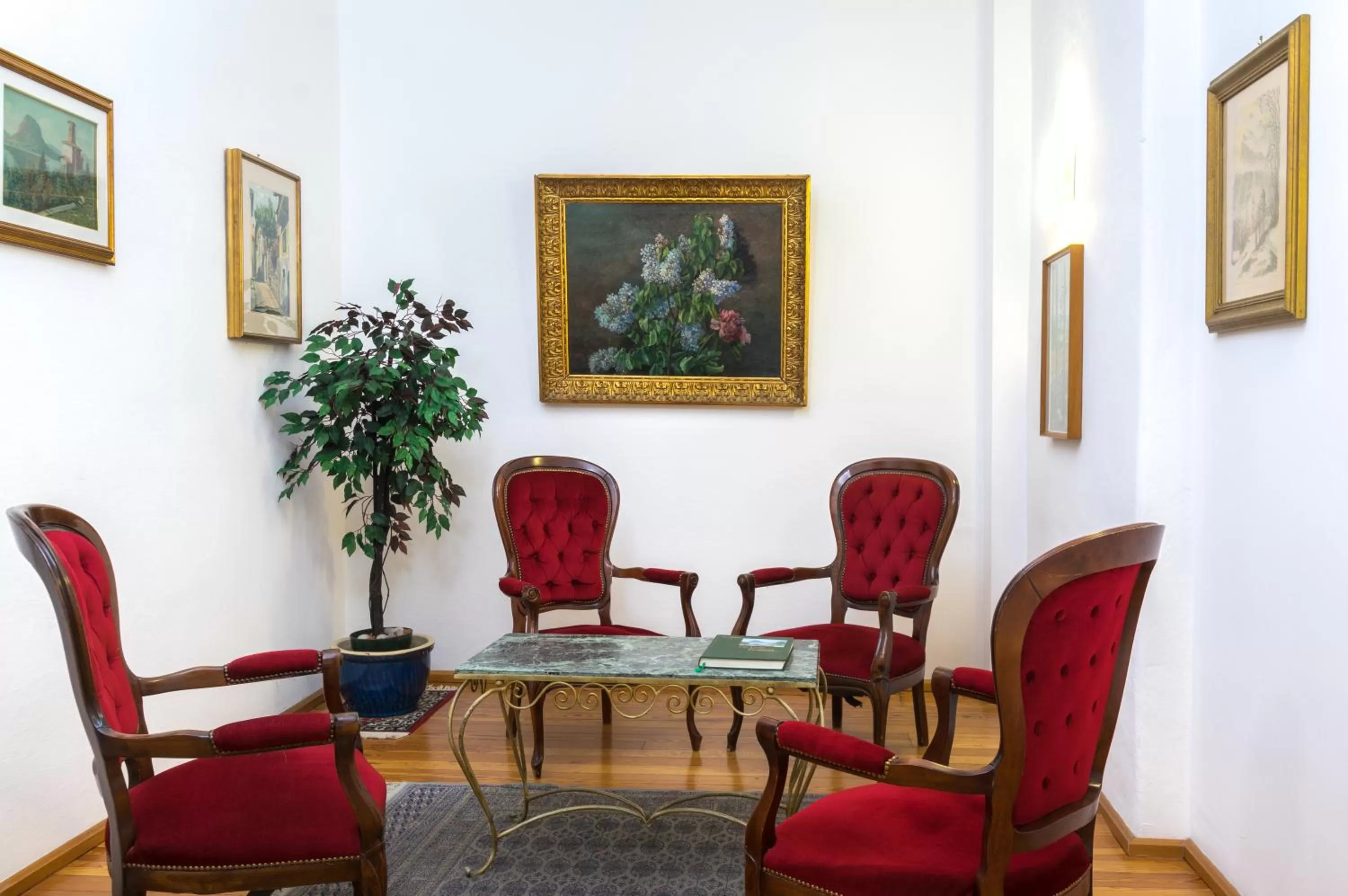 Communal lounge/ TV room in Hotel Zurigo Downtown