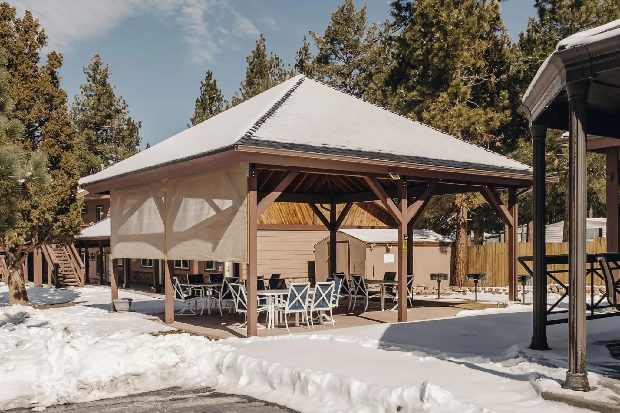 Vintage Lakeside Inn