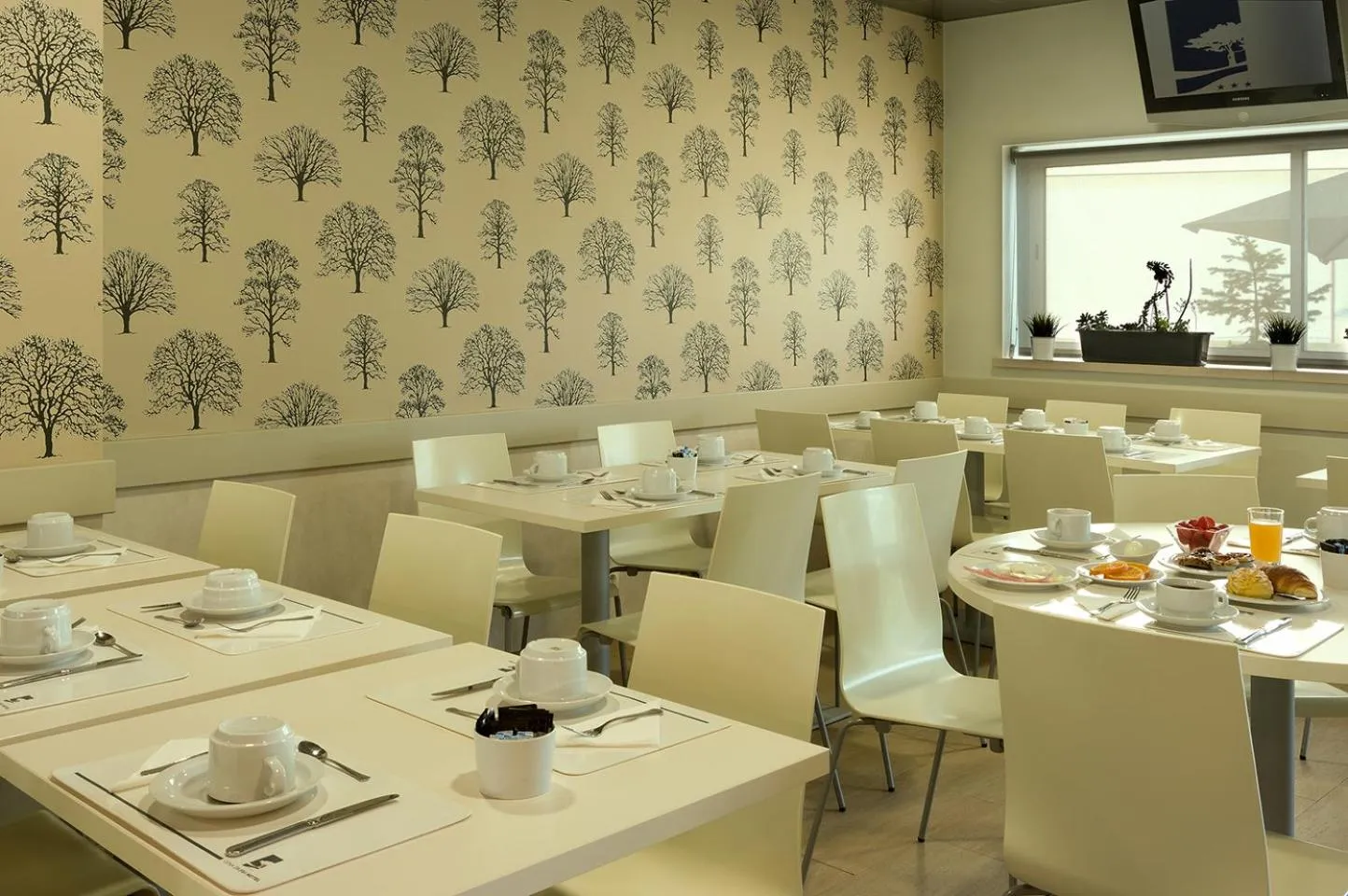 Restaurant/places to eat in Cova da Iria Hotel
