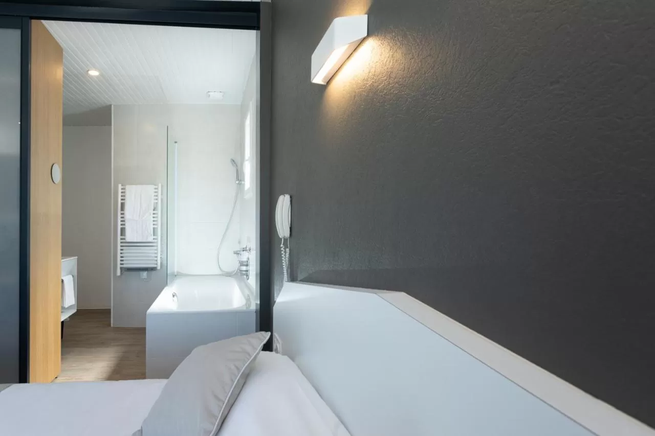 Bathroom, Bed in Hotel Les Dunes