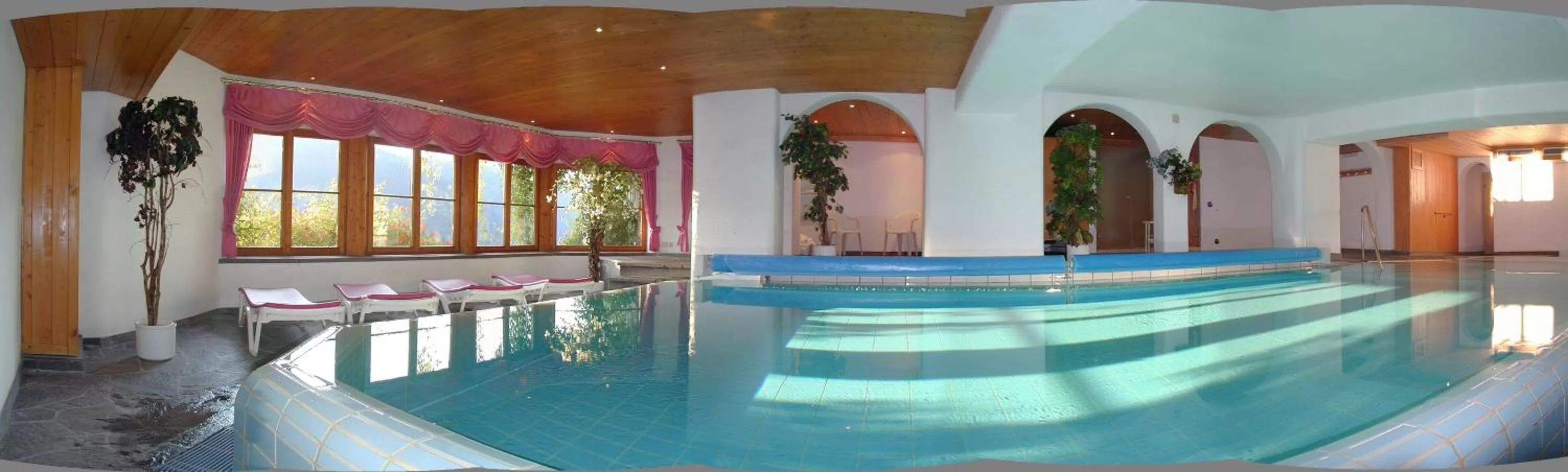Swimming Pool in Ringhotel Nebelhornblick