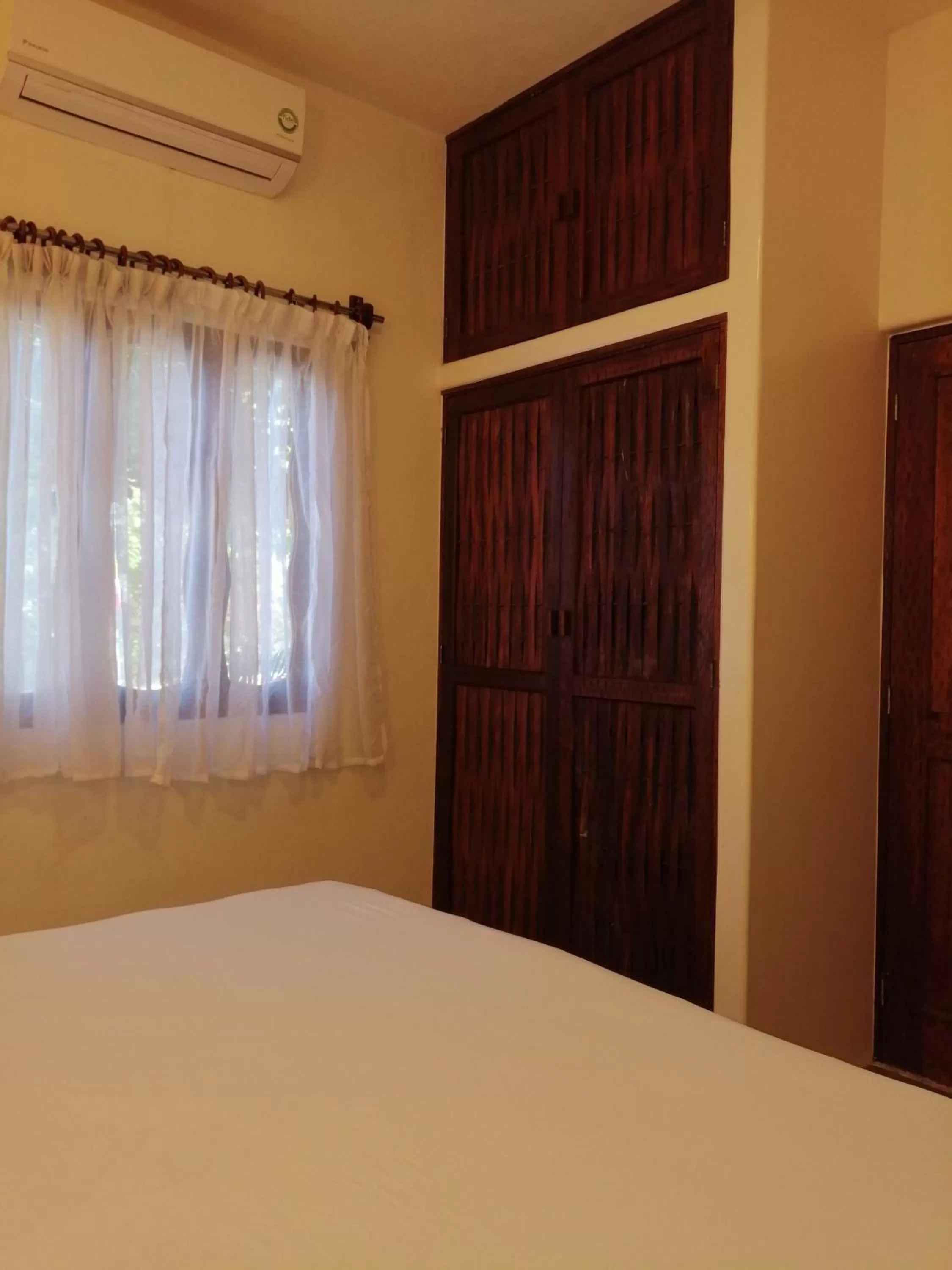 Photo of the whole room, Bed in Ceiba Studios