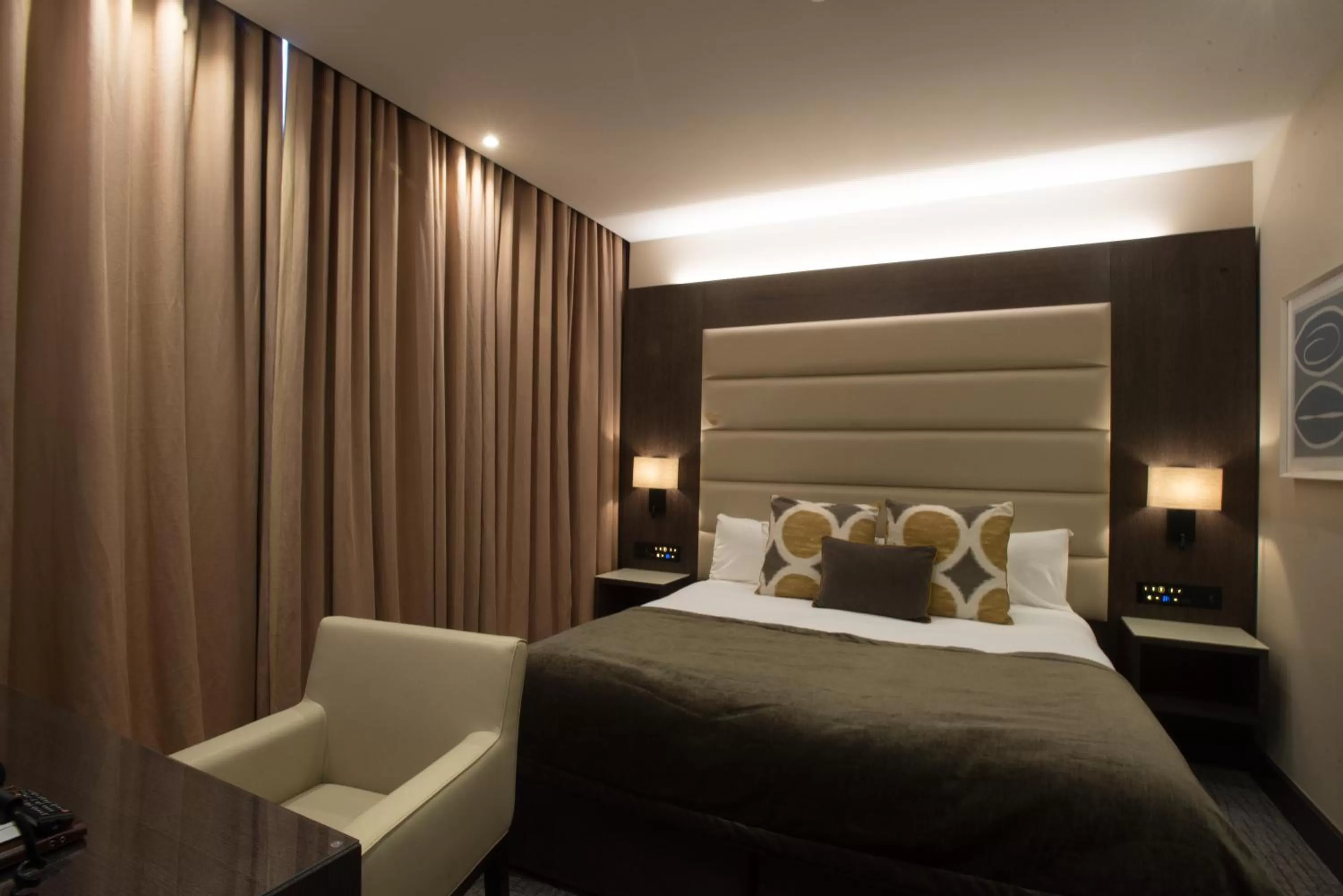 Photo of the whole room, Bed in The Kings Head Hotel