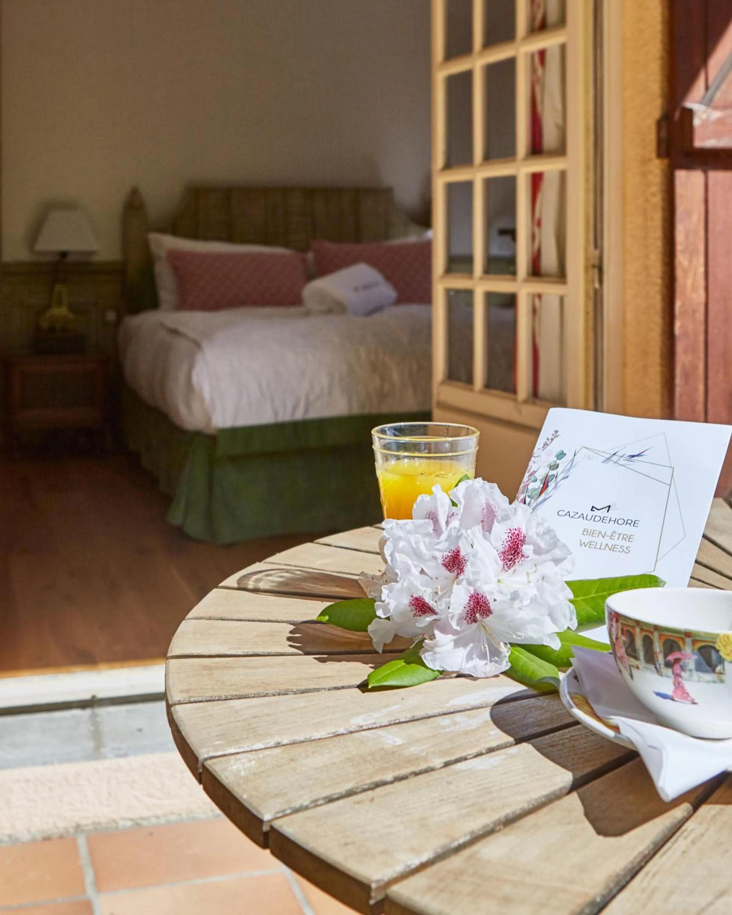 Balcony/Terrace, Bed in Cazaudehore, hôtel de charme au vert
