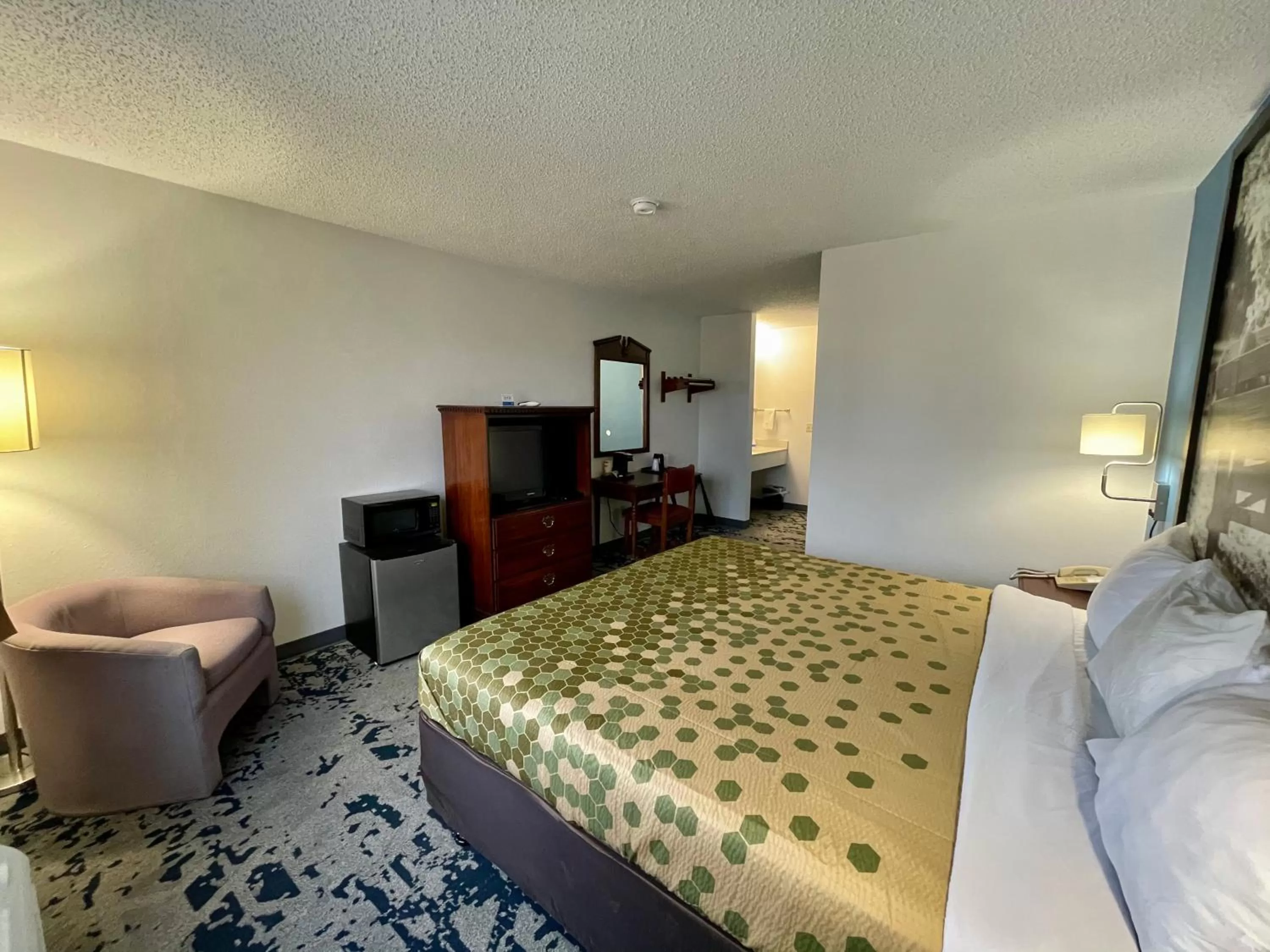 Photo of the whole room, Bed in Lamoni Inn & Suites