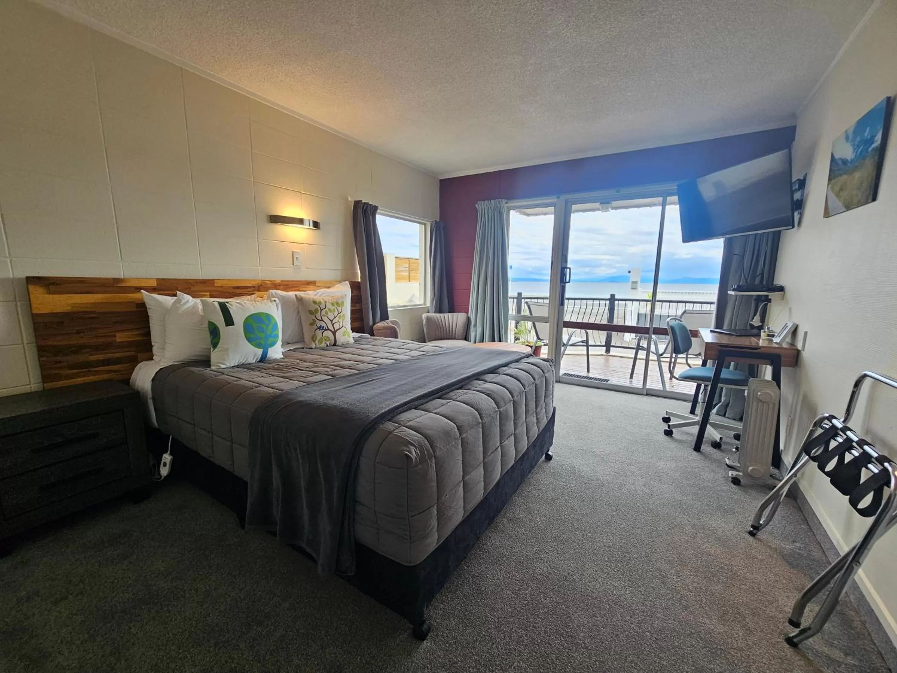 View (from property/room), Bed in Tui Oaks Motel