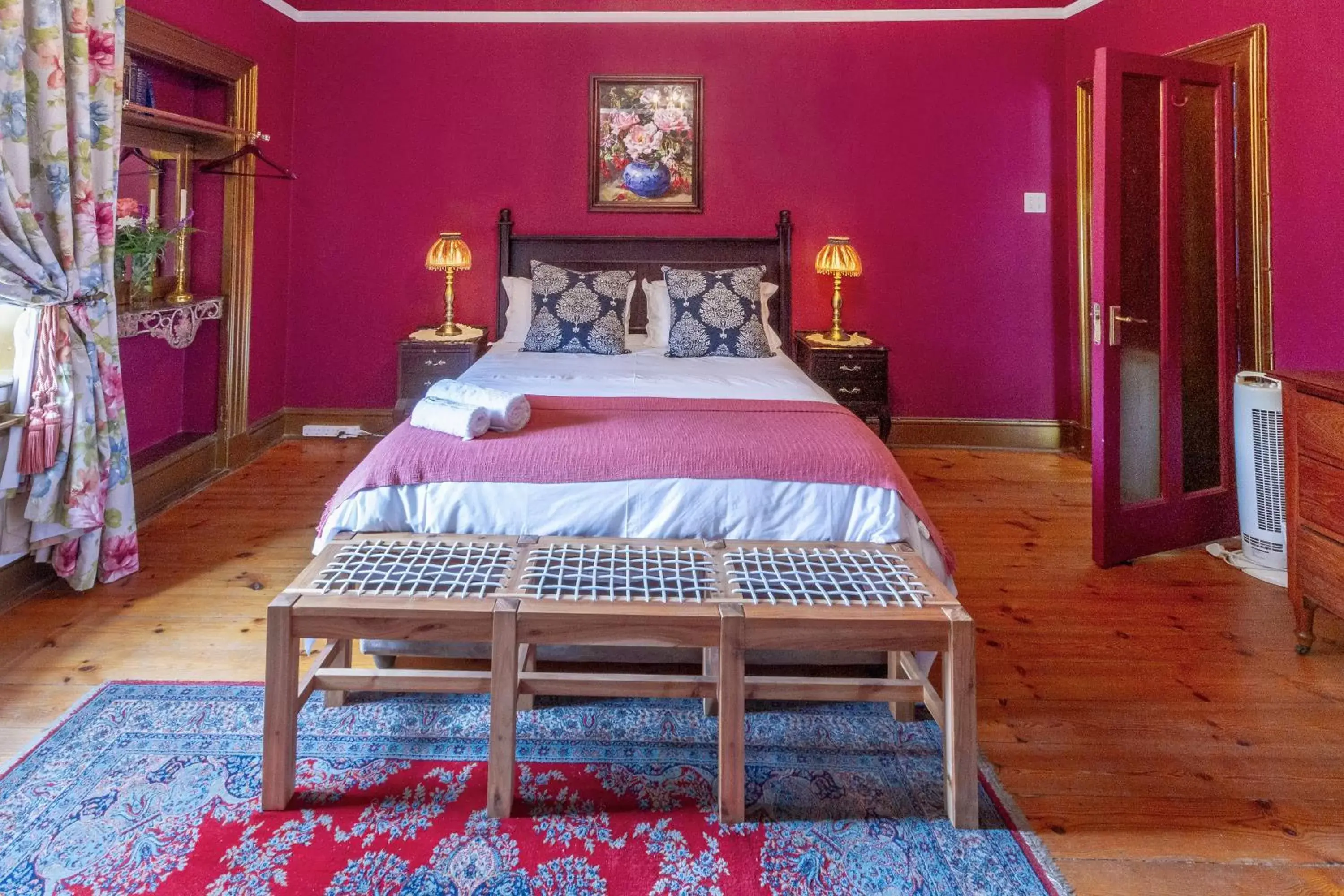 Queen Room - single occupancy in Airlies Historical Guest House Queen Room - single occupancy in Airlies Historical Guest House