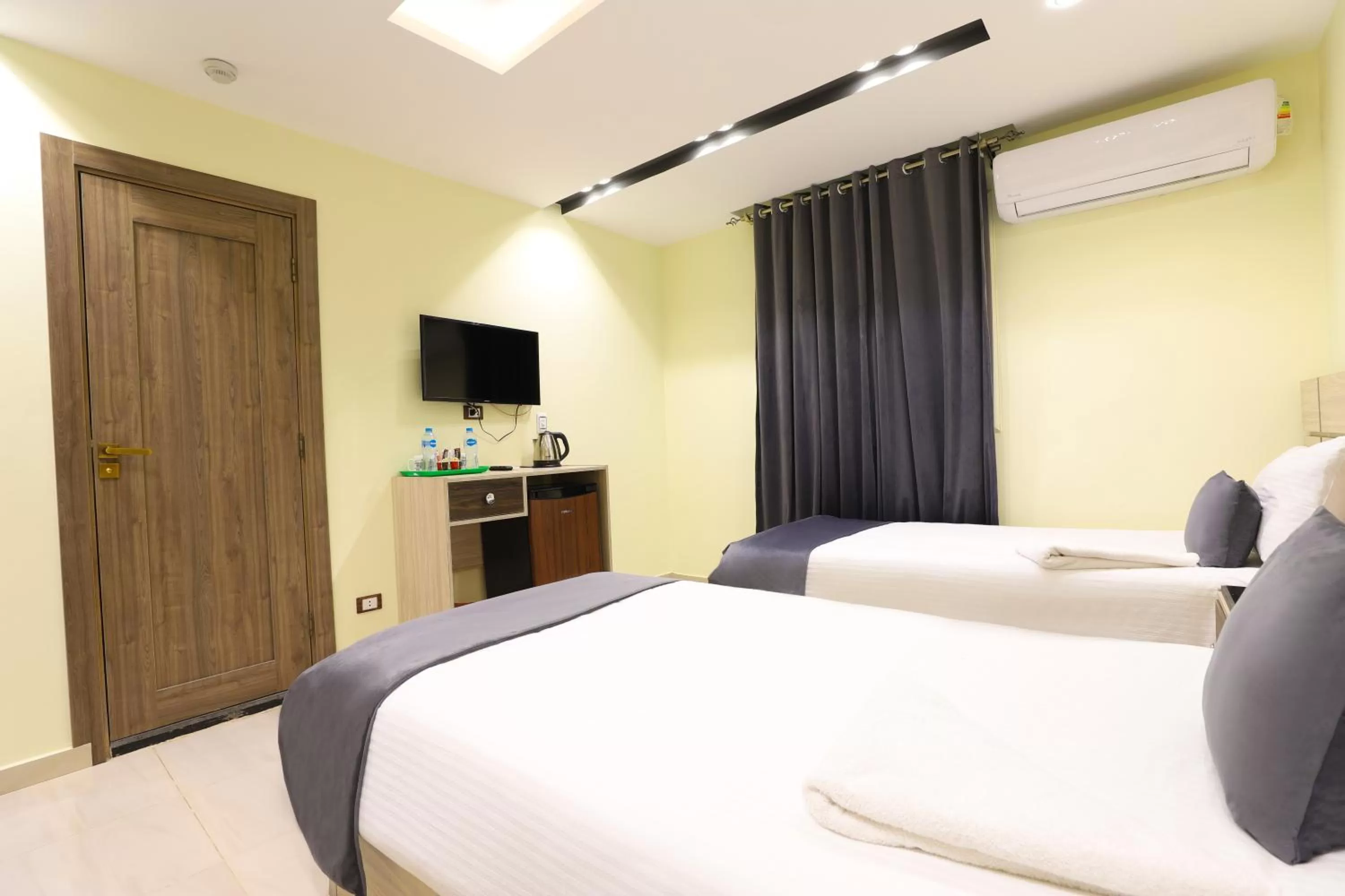 Communal lounge/ TV room, Bed in Brothers Pyramids View Hotel