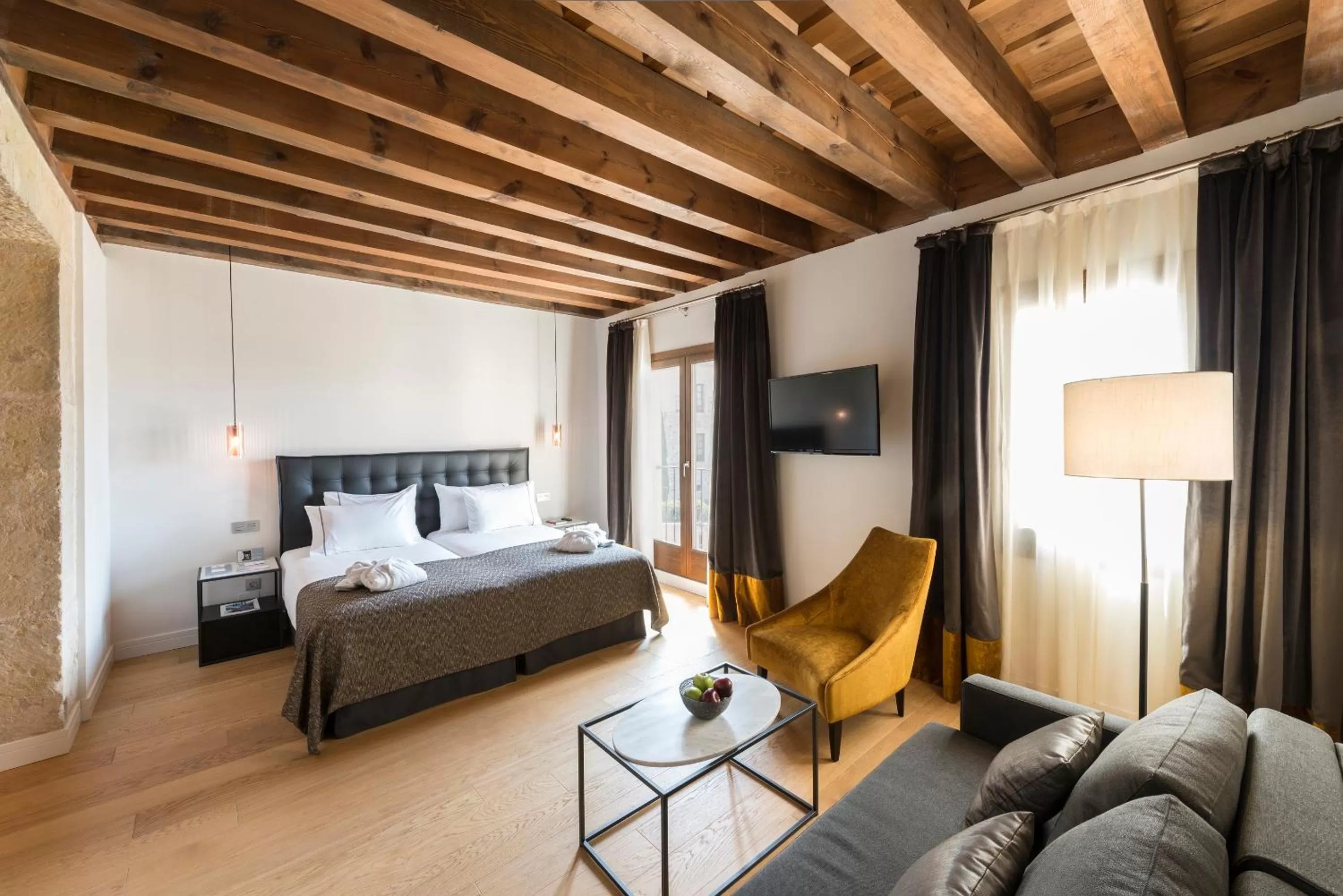 Photo of the whole room, Bed in Áurea Convento Capuchinos by Eurostars Hotel Company