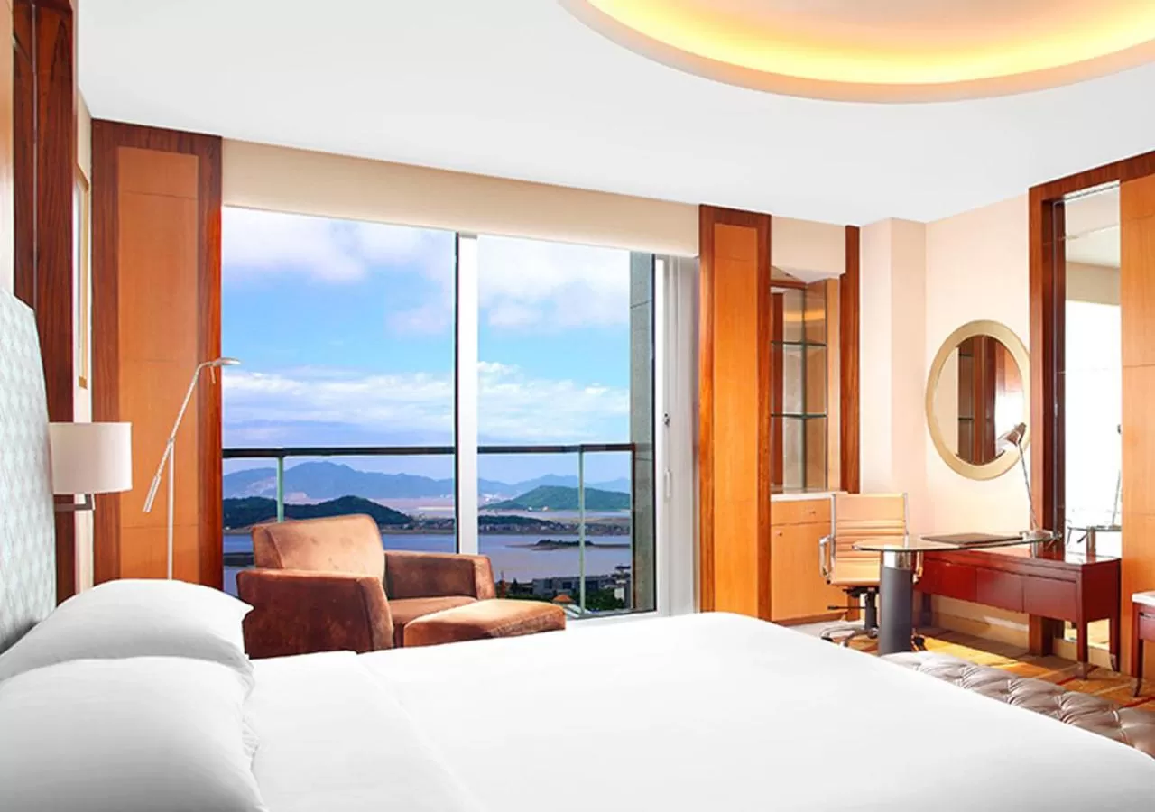 Bedroom, Bed in Sheraton Zhoushan Hotel