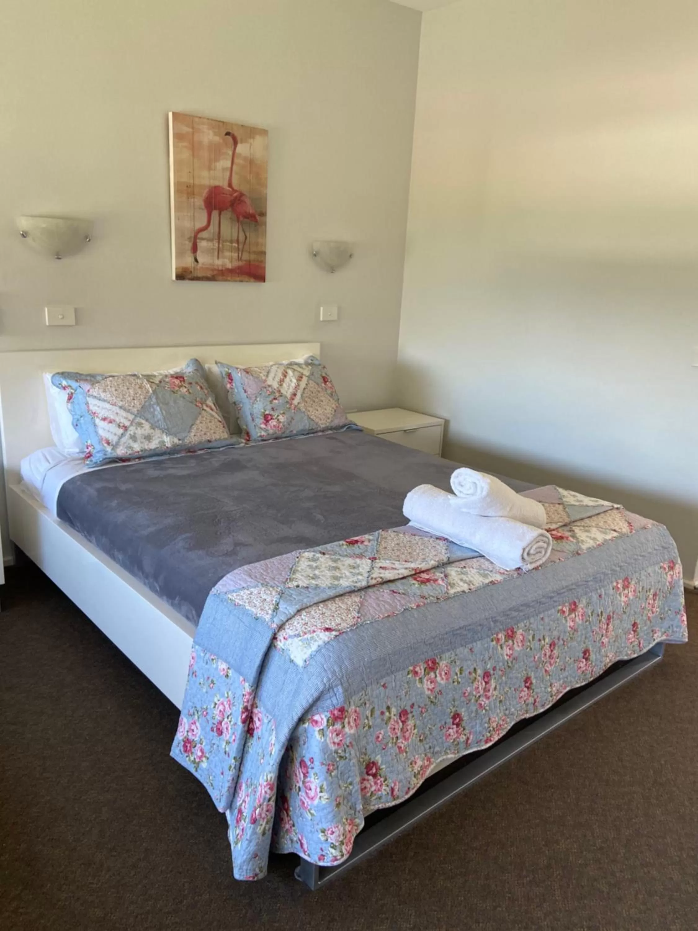 Bed in Ettalong Beach motel