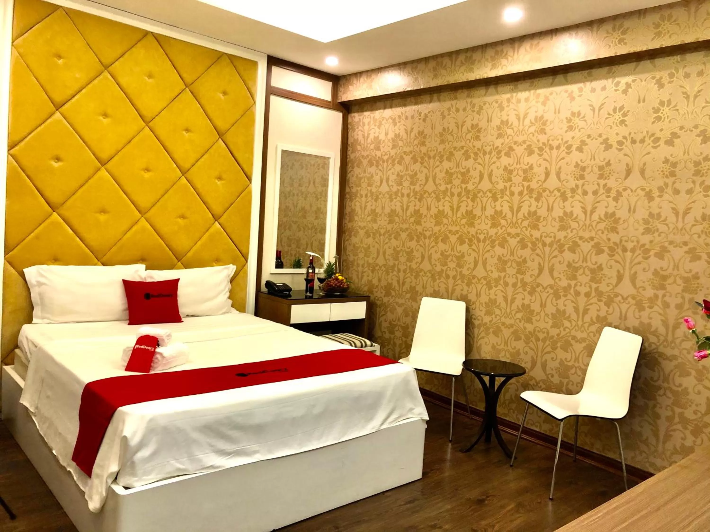 Photo of the whole room, Bed in The Royal Hotel Near West Lake