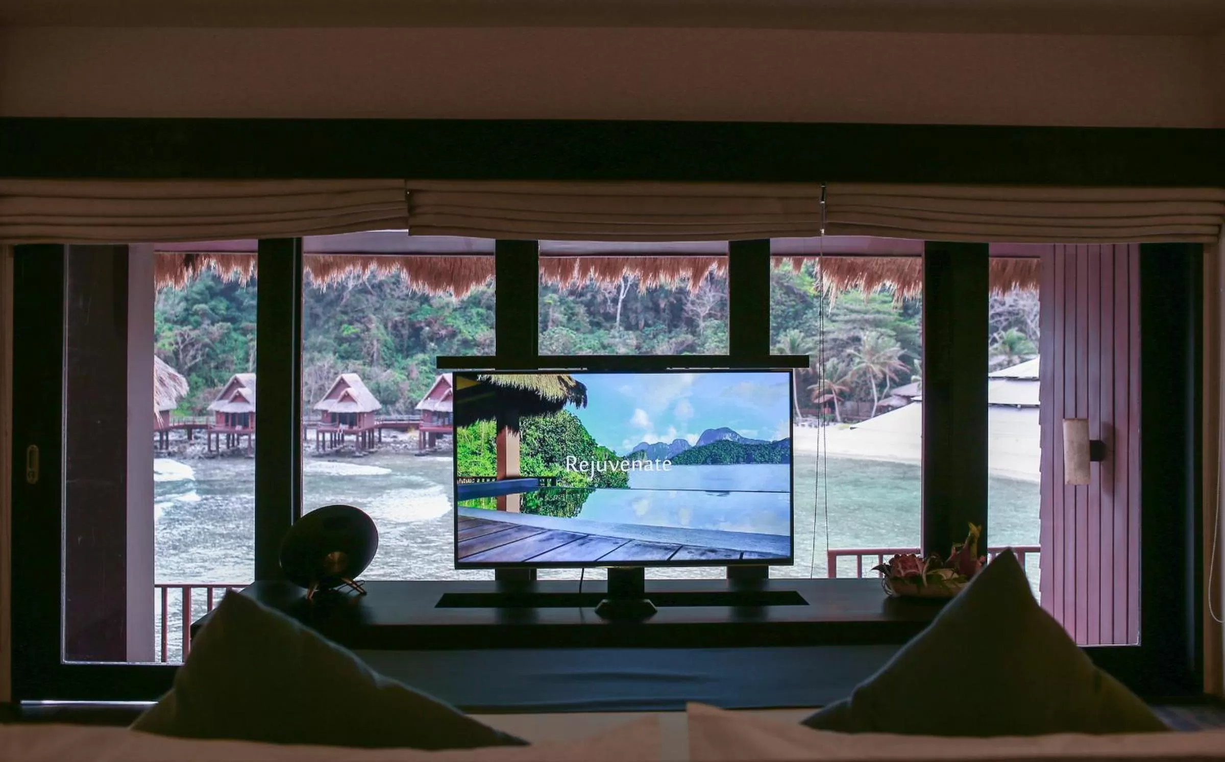 TV and multimedia in Cauayan Island Resort and Spa