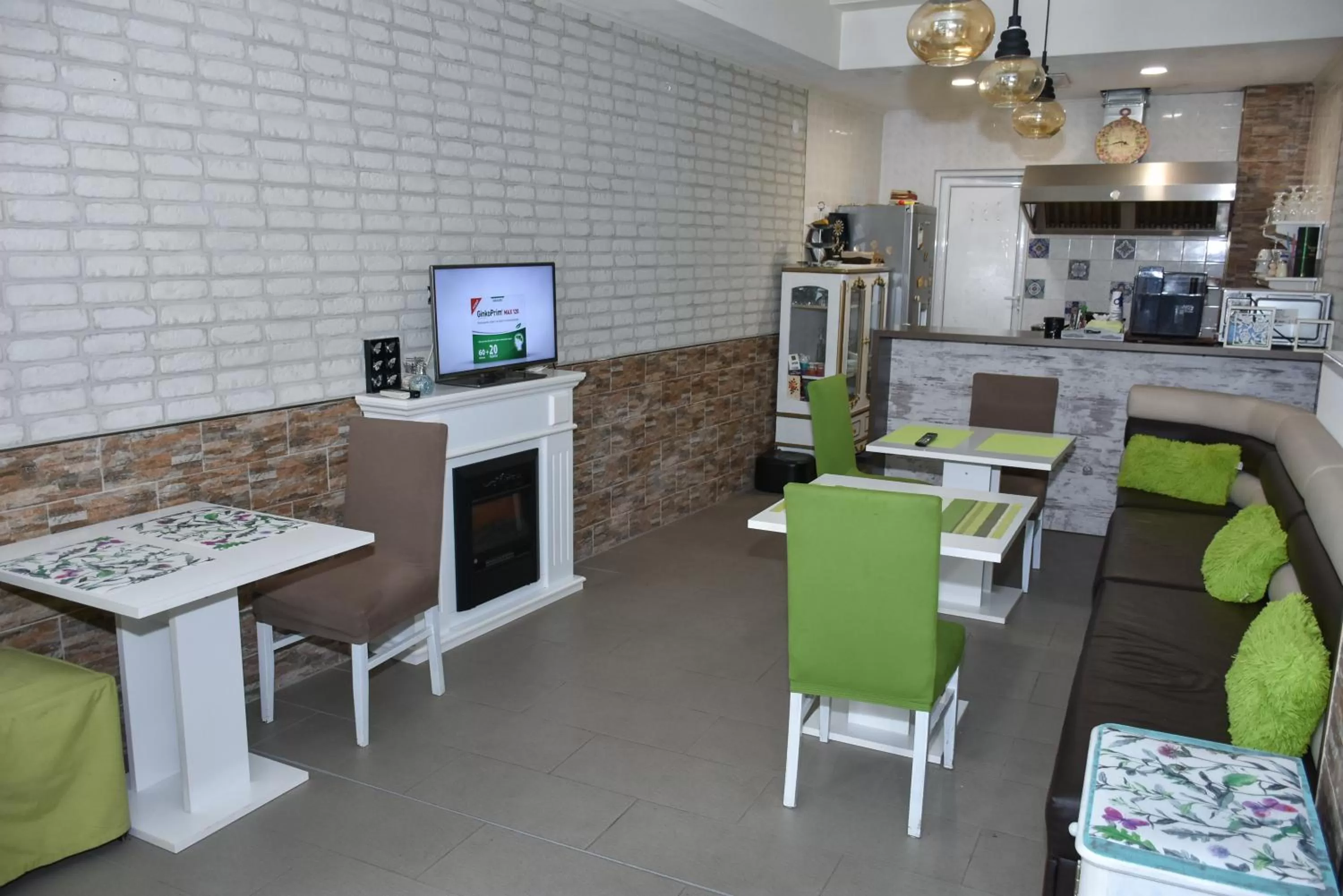 Restaurant/Places to Eat in White Rose Family Guest House