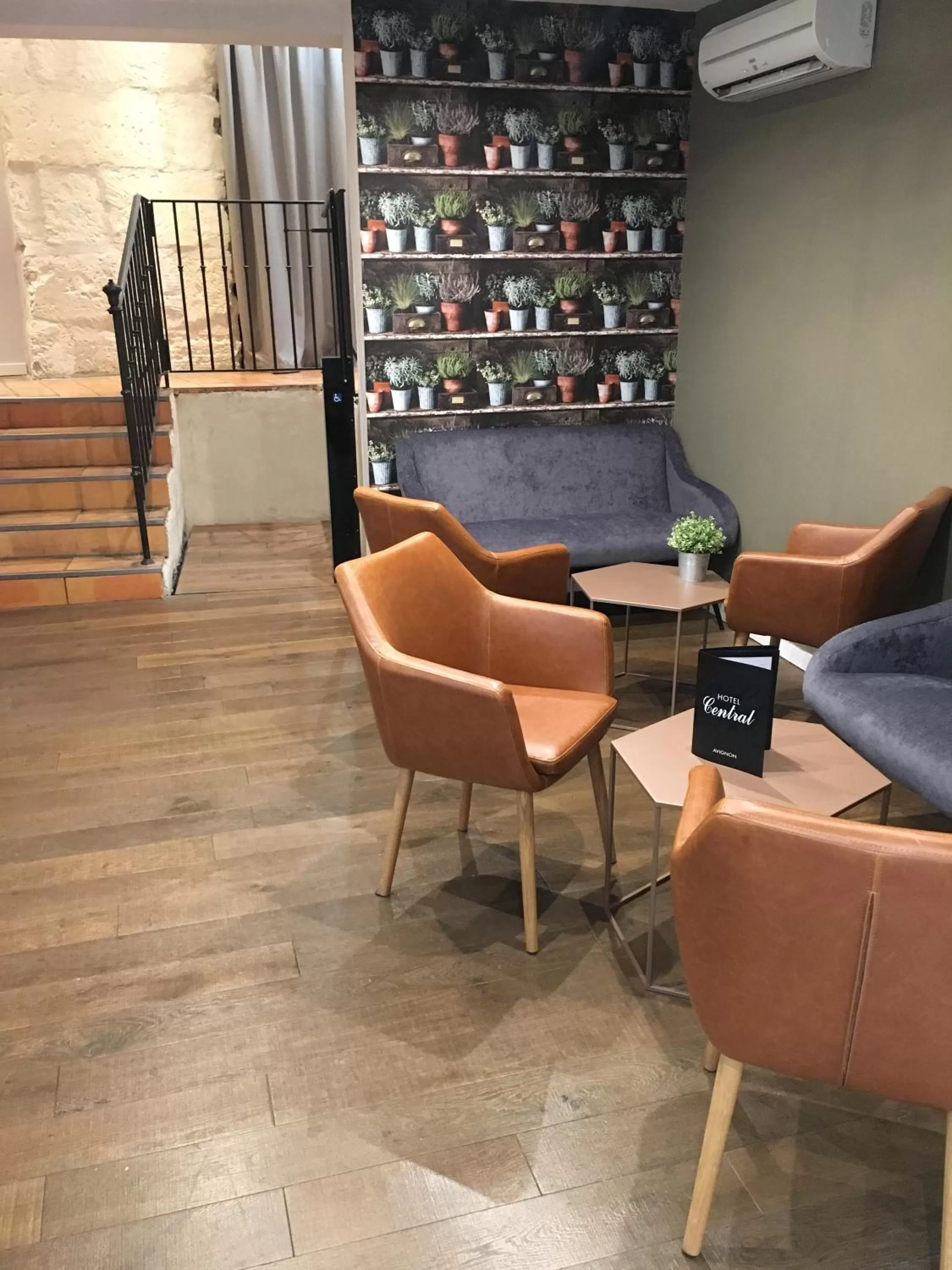 Communal lounge/ TV room in Hôtel Central